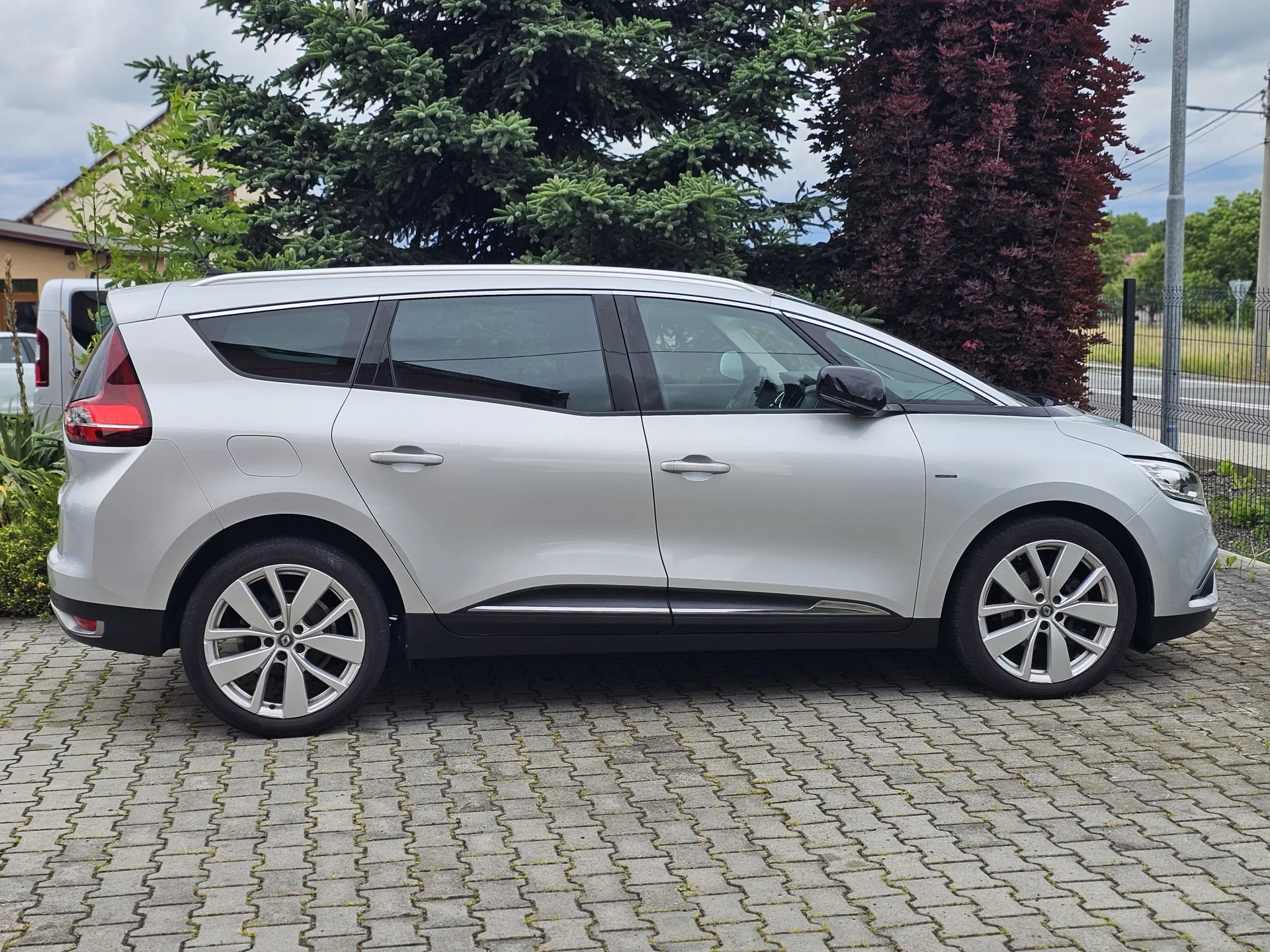 Renault Grand Scenic IV Limited 1.3 TCe EDC (2018) – fotografie vozidla 4 z 25
