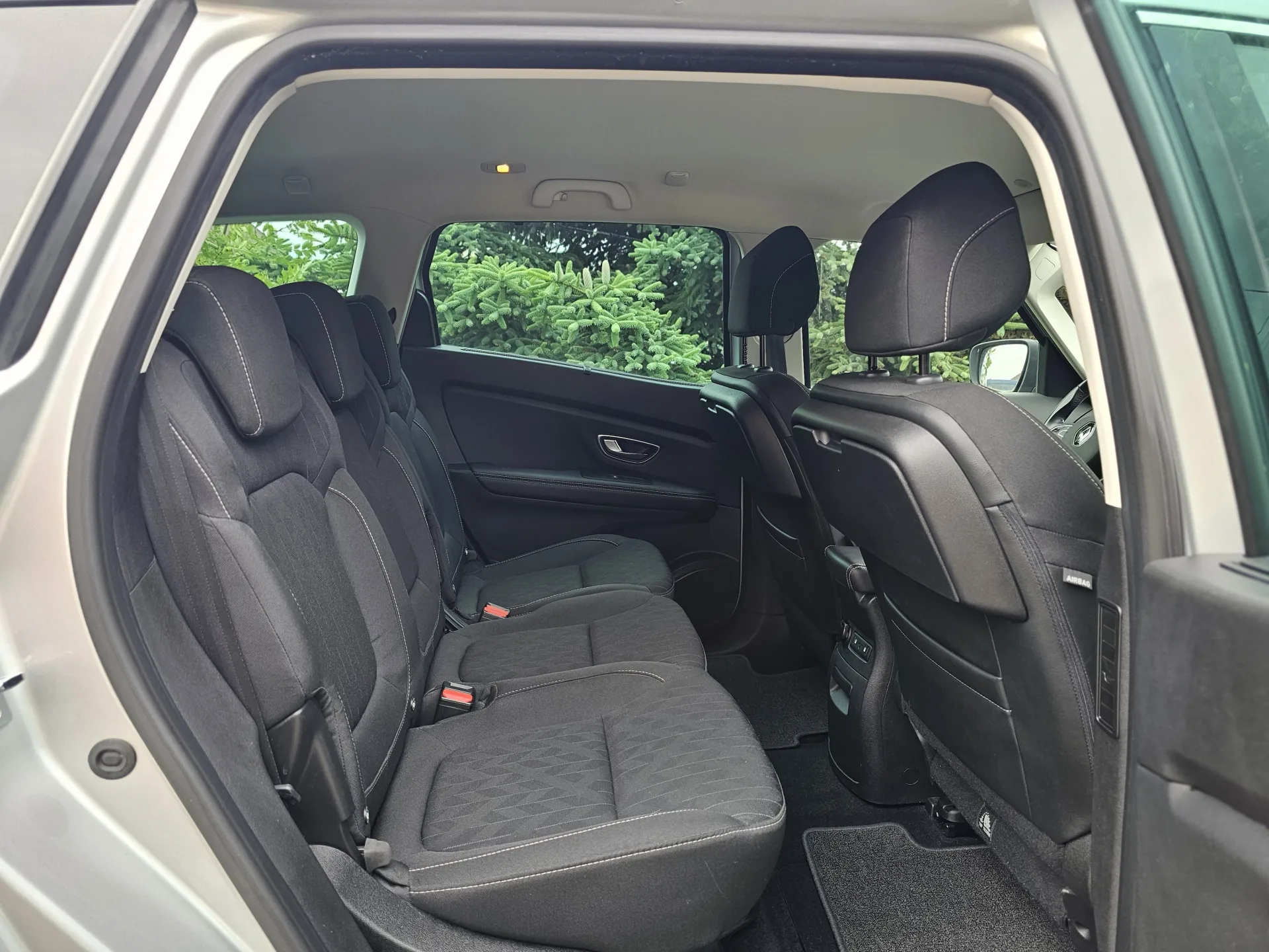 Renault Grand Scenic IV Limited 1.3 TCe EDC (2018) – fotografie vozidla 21 z 25