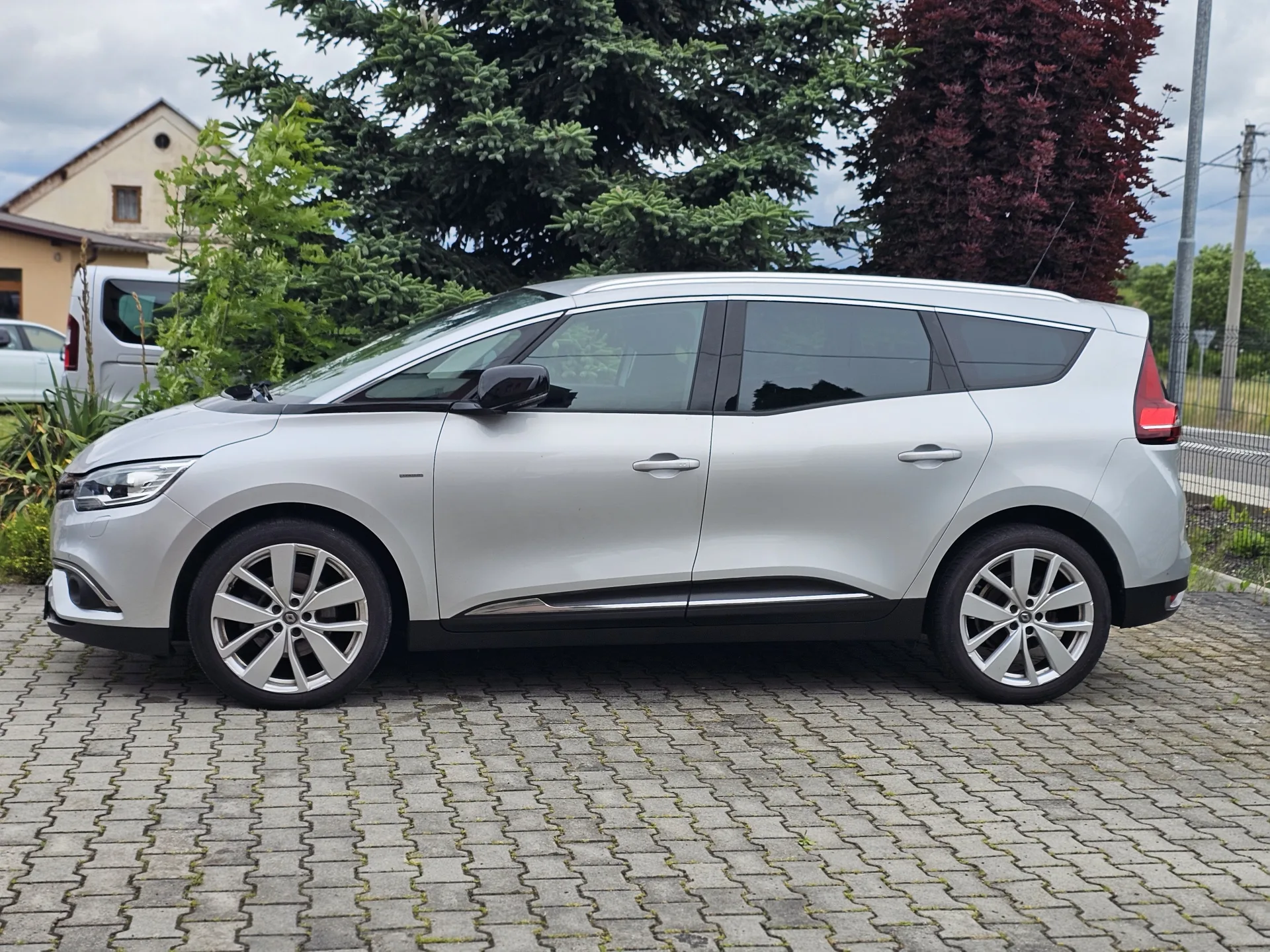 Renault Grand Scenic IV Limited 1.3 TCe EDC (2018) – fotografie vozidla 8 z 25