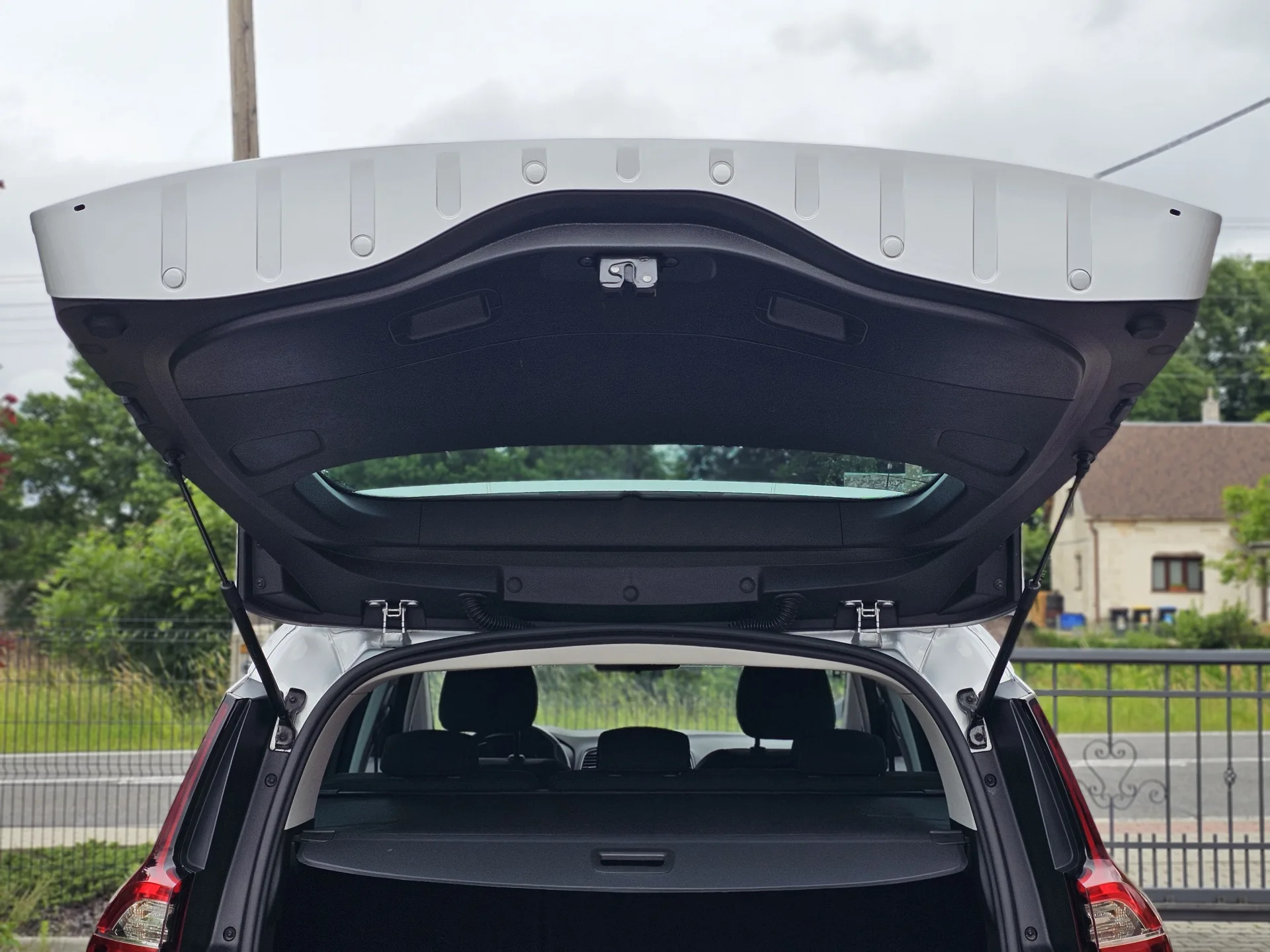 Renault Grand Scenic IV Limited 1.3 TCe EDC (2018) – fotografie vozidla 24 z 25