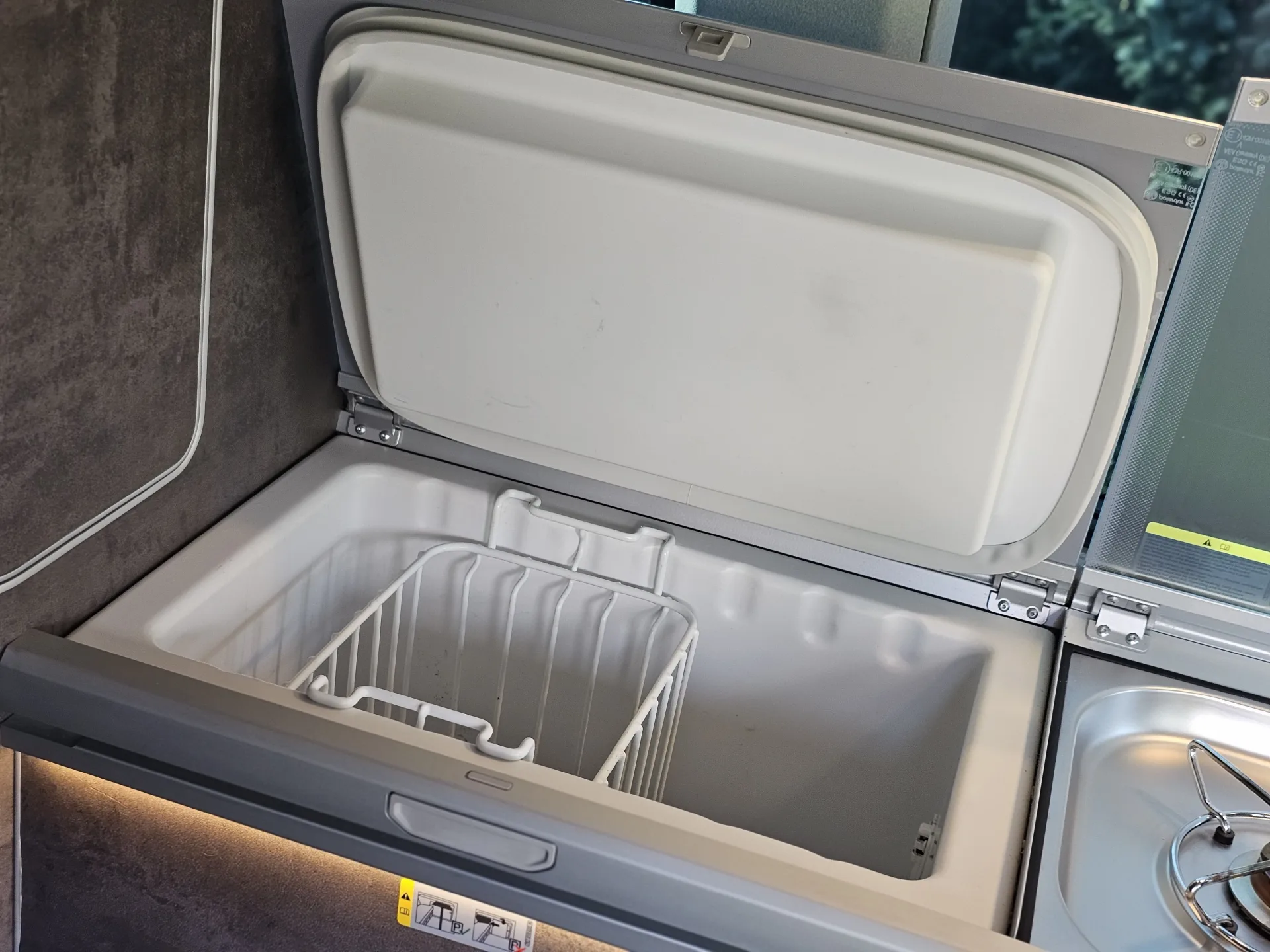 Volkswagen T6.1 California Ocean 2.0 BiTDi 4Motion Edition (2020, Šedá Metalíza) – fotografie vozidla 27 z 35