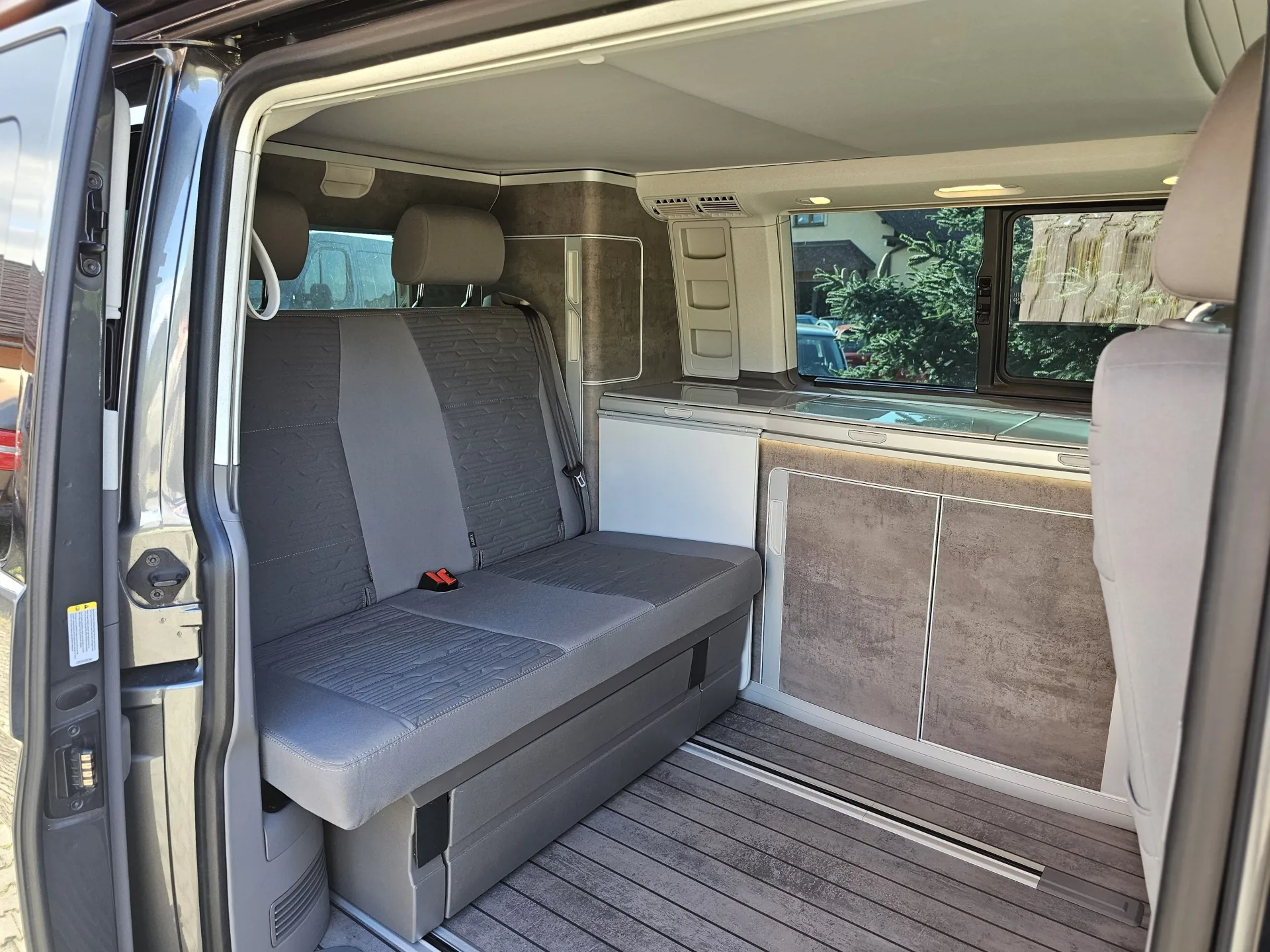 Volkswagen T6.1 California Ocean 2.0 BiTDi 4Motion Edition (2020, Šedá Metalíza) – fotografie vozidla 17 z 35