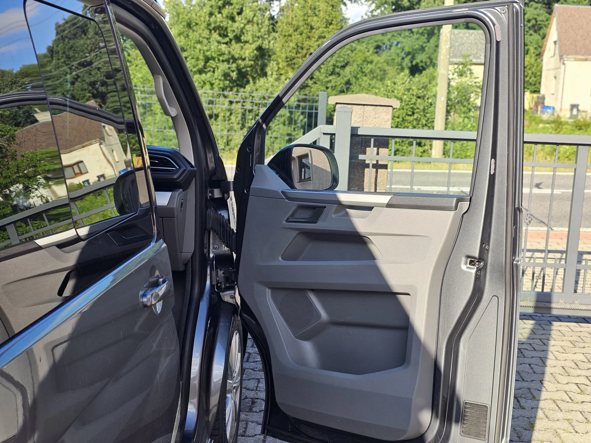 Volkswagen T6.1 California Ocean 2.0 BiTDi 4Motion Edition (2020, Šedá Metalíza) – fotografie vozidla 15 z 35
