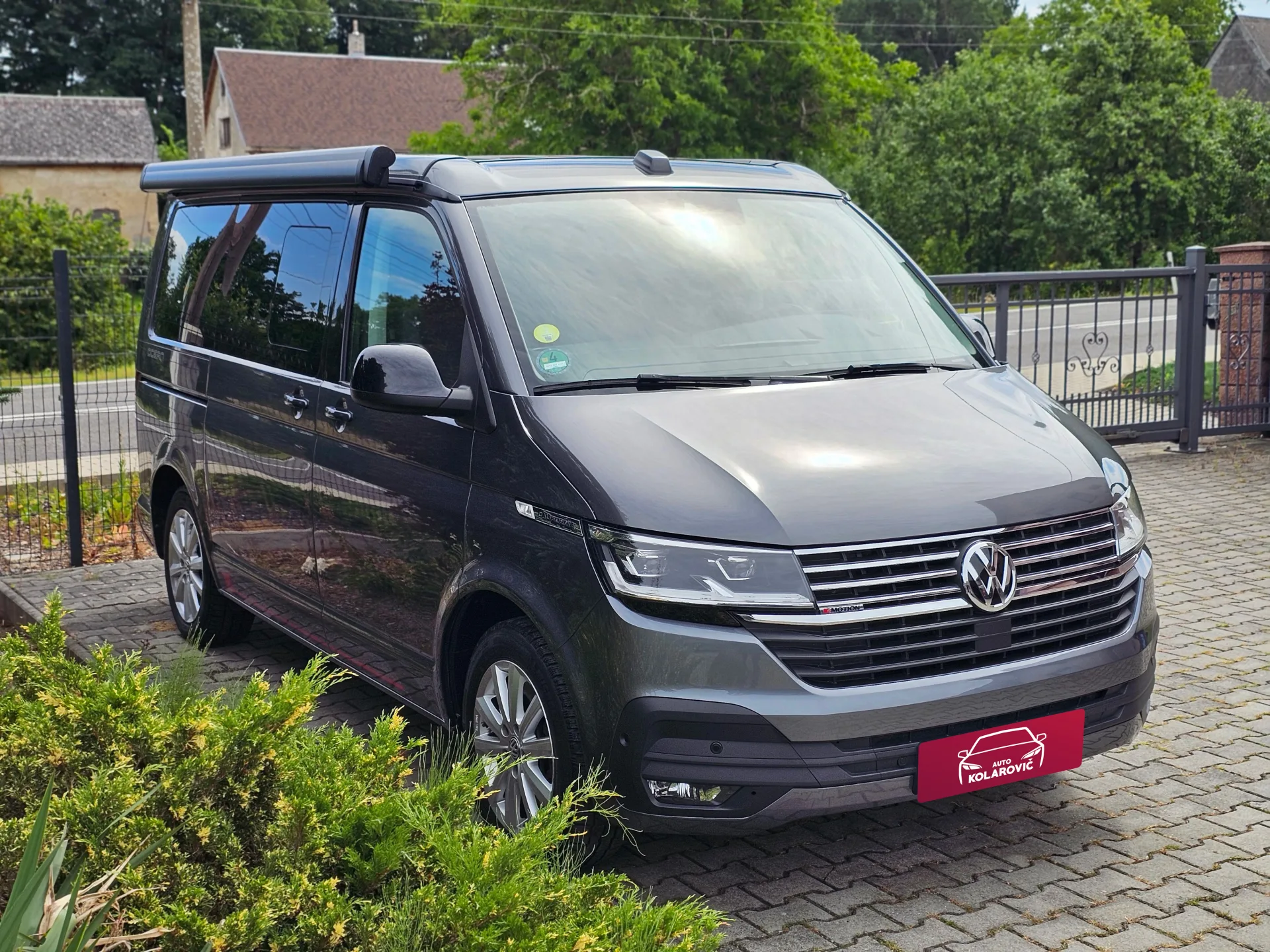 Volkswagen T6.1 California Ocean 2.0 BiTDi 4Motion Edition (2020, Šedá Metalíza) – fotografie vozidla 3 z 35