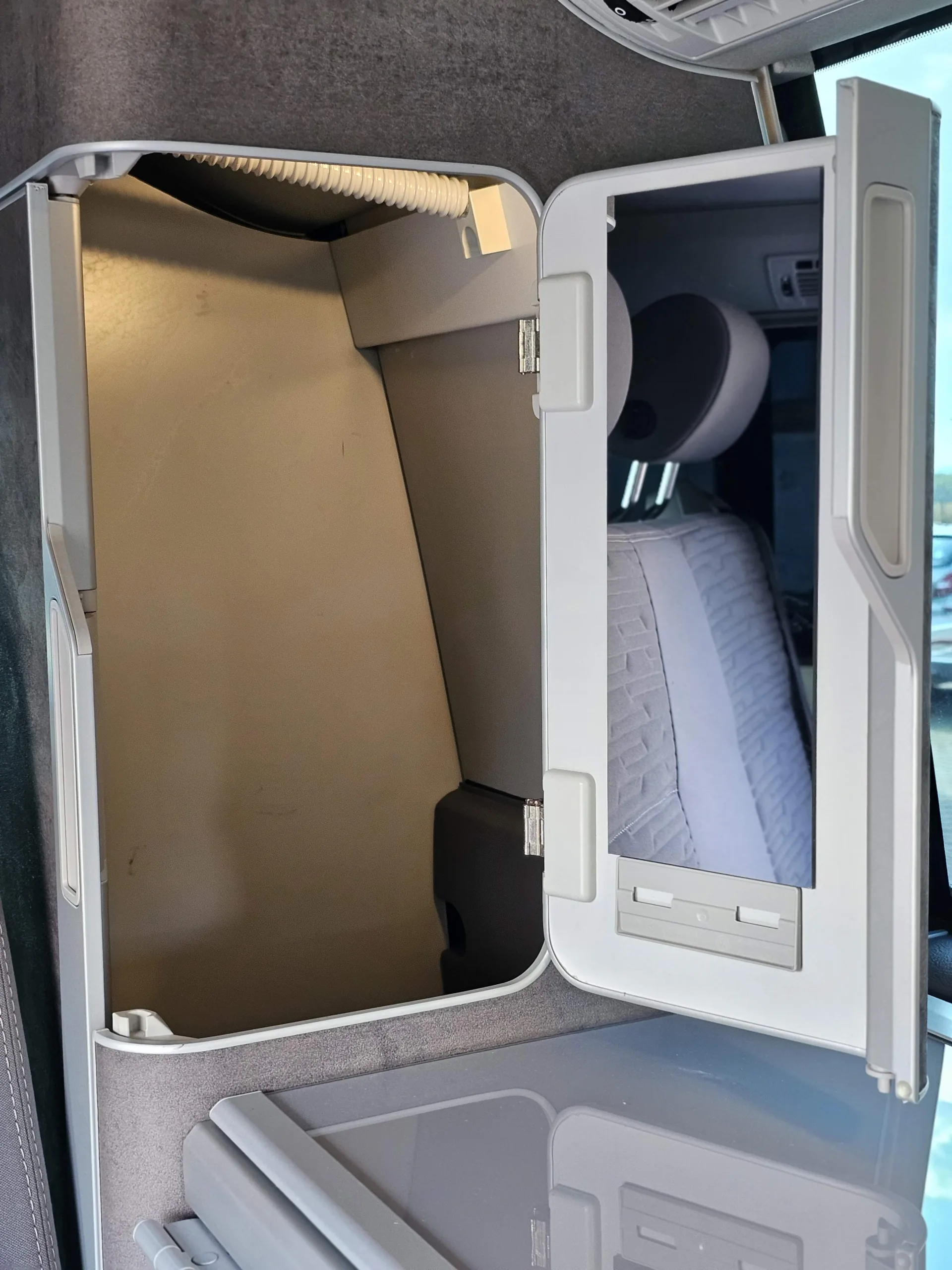 Volkswagen T6.1 California Ocean 2.0 BiTDi 4Motion Edition (2020, Šedá Metalíza) – fotografie vozidla 26 z 35