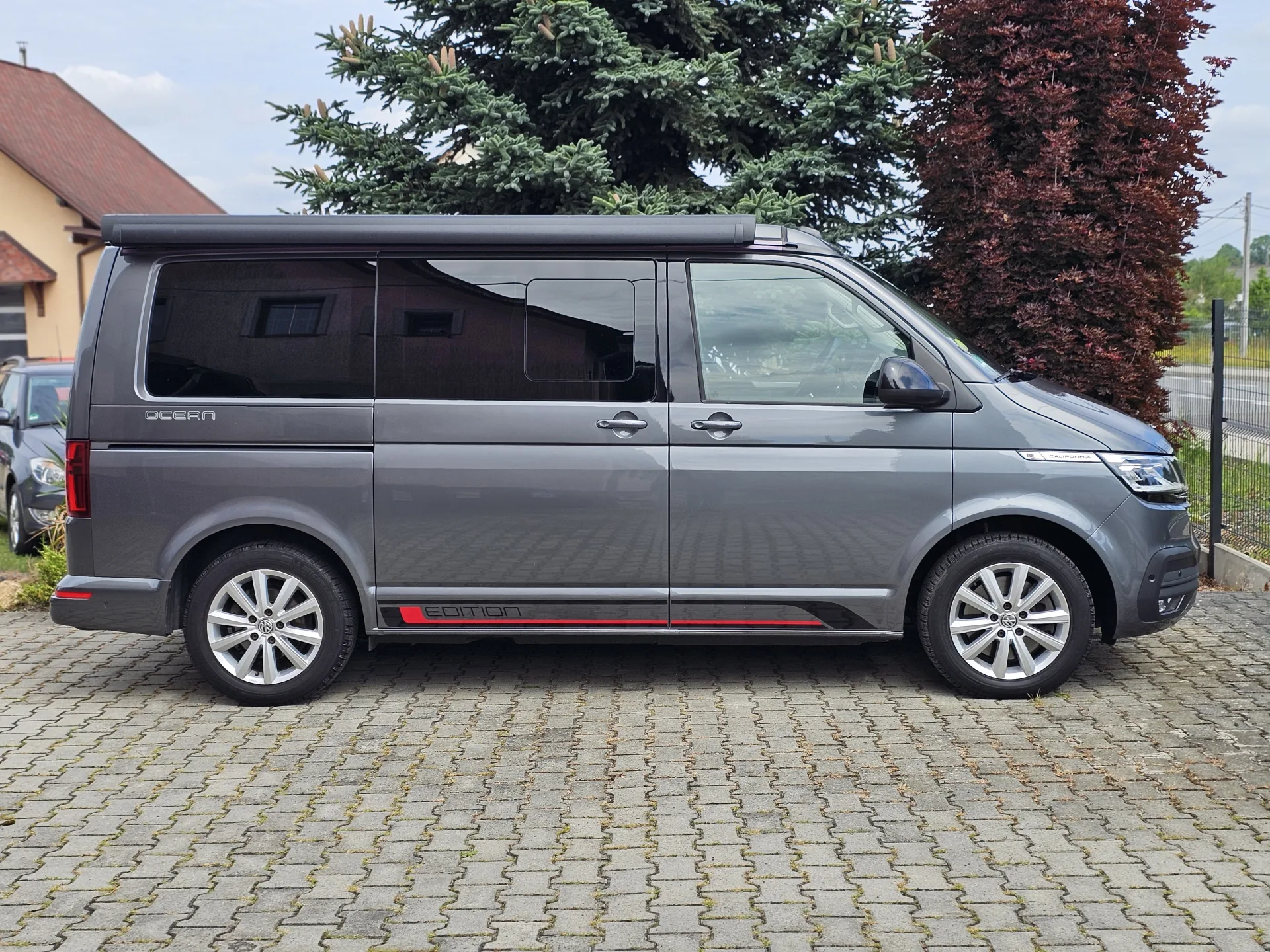 Volkswagen T6.1 California Ocean 2.0 BiTDi 4Motion Edition (2020, Šedá Metalíza) – fotografie vozidla 4 z 35