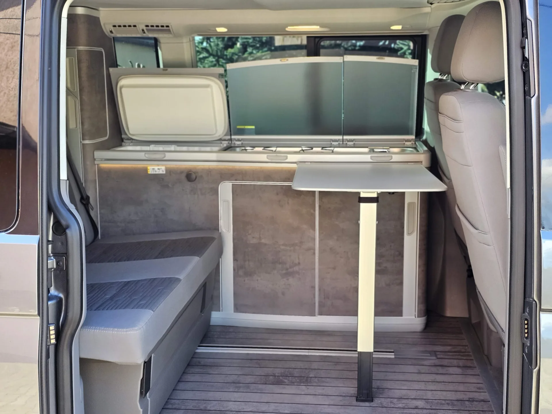 Volkswagen T6.1 California Ocean 2.0 BiTDi 4Motion Edition (2020, Šedá Metalíza) – fotografie vozidla 19 z 35