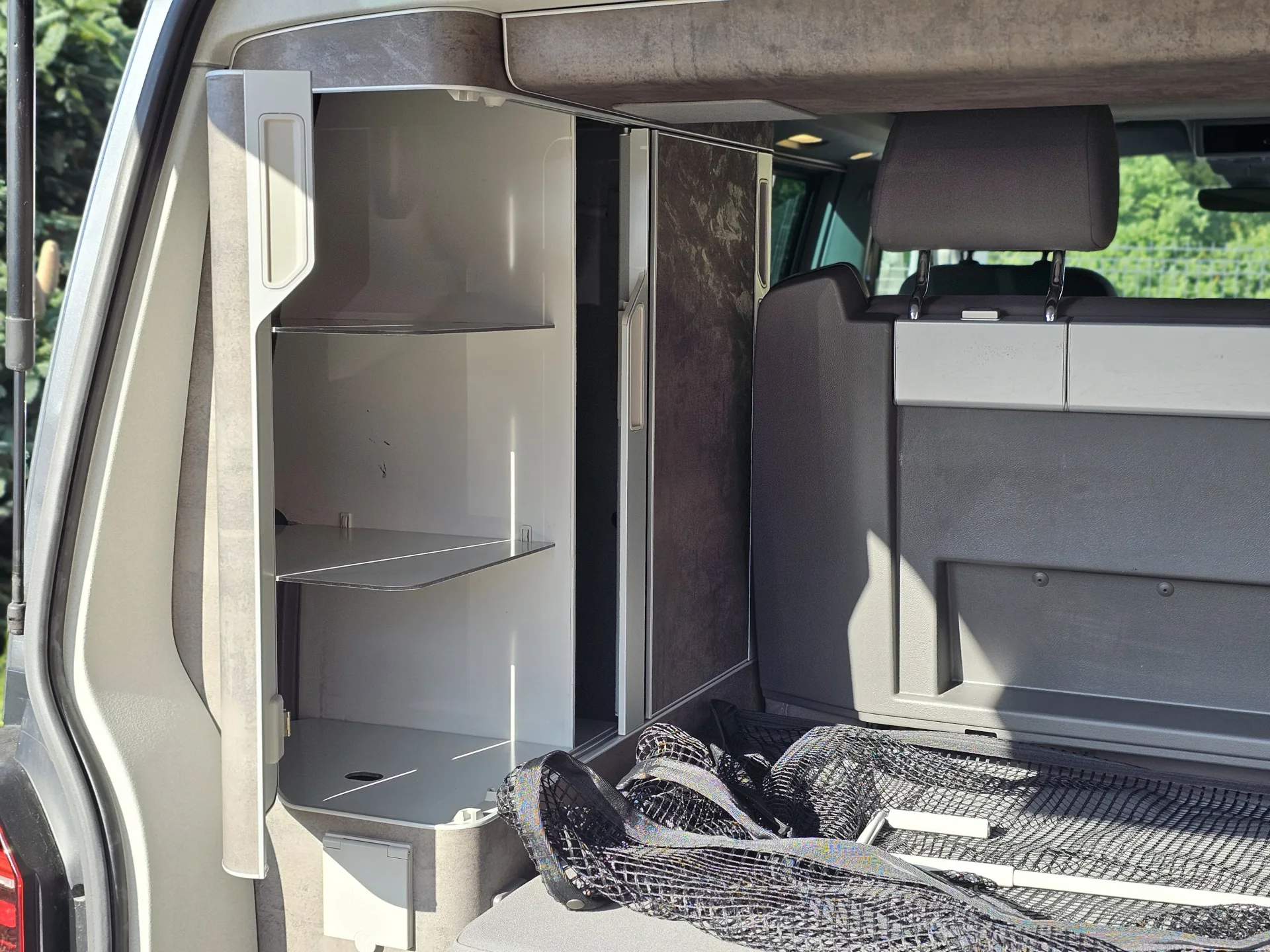 Volkswagen T6.1 California Ocean 2.0 BiTDi 4Motion Edition (2020, Šedá Metalíza) – fotografie vozidla 31 z 35