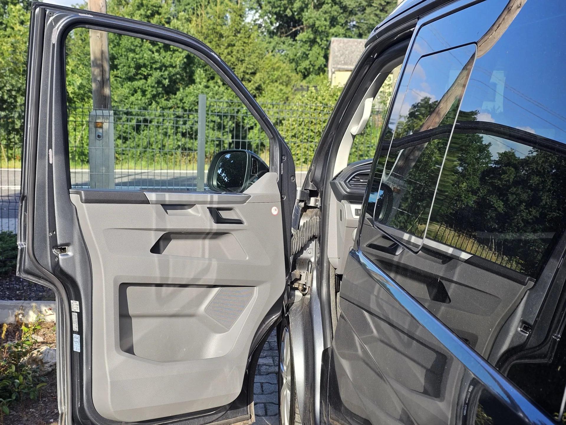 Volkswagen T6.1 California Ocean 2.0 BiTDi 4Motion Edition (2020, Šedá Metalíza) – fotografie vozidla 9 z 35