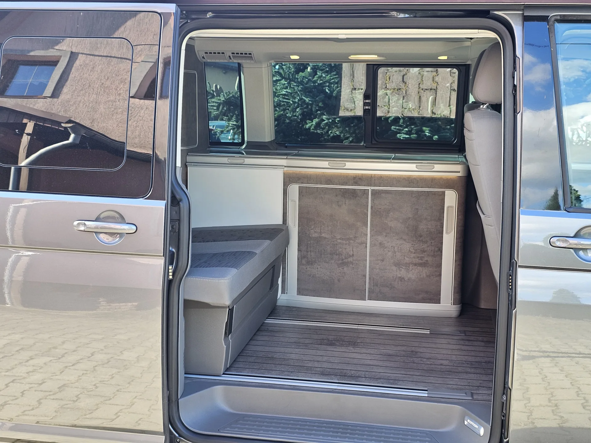 Volkswagen T6.1 California Ocean 2.0 BiTDi 4Motion Edition (2020, Šedá Metalíza) – fotografie vozidla 16 z 35