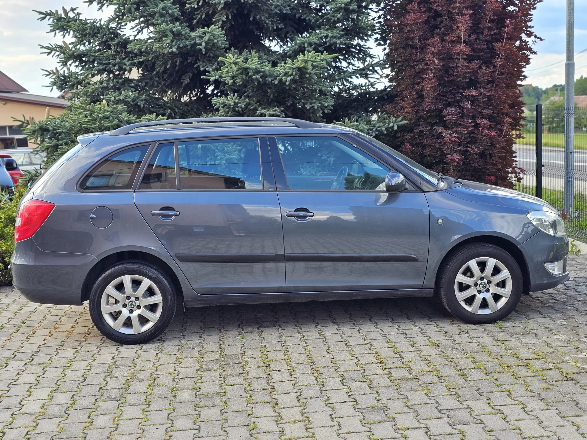 Škoda Fabia II Combi 1.2 TSi (2010, Šedá metalíza) – fotografie vozidla 4 z 22