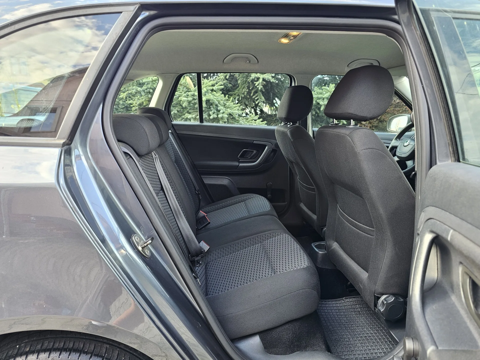 Škoda Fabia II Combi 1.2 TSi (2010, Šedá metalíza) – fotografie vozidla 19 z 22