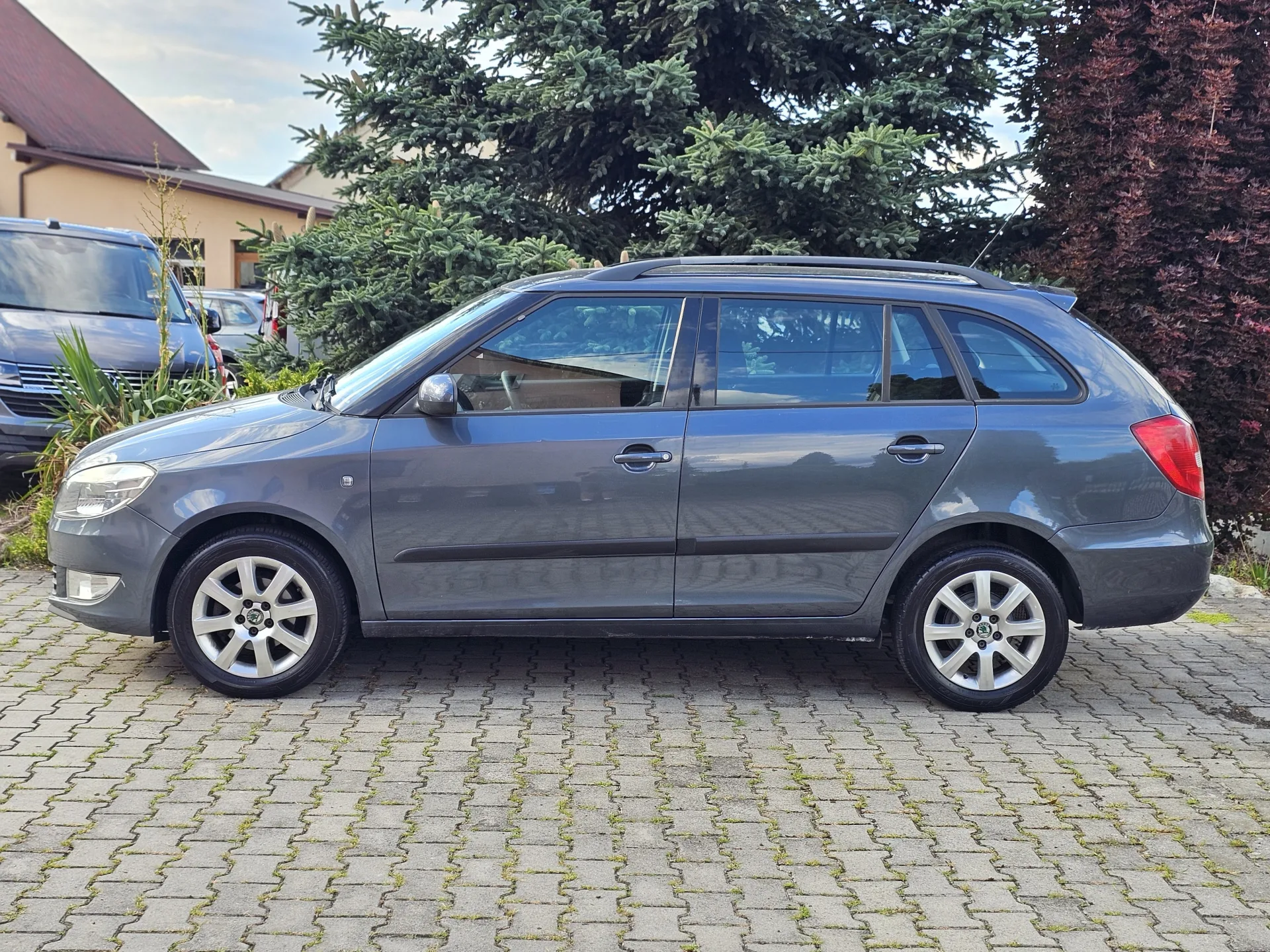 Škoda Fabia II Combi 1.2 TSi (2010, Šedá metalíza) – fotografie vozidla 8 z 22