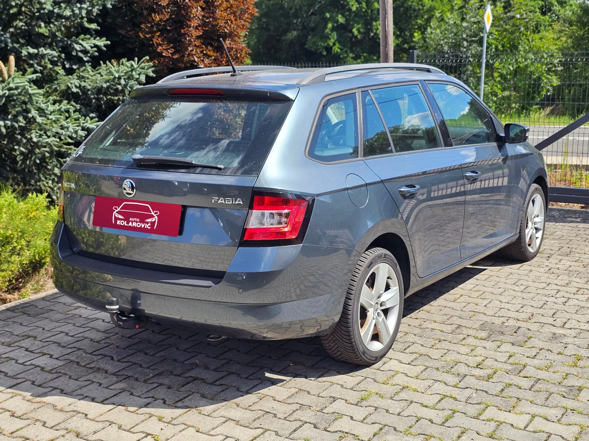 Škoda Fabia III Combi 1.0 TSi (2017, Šedá metalíza) – fotografie vozidla 5 z 22