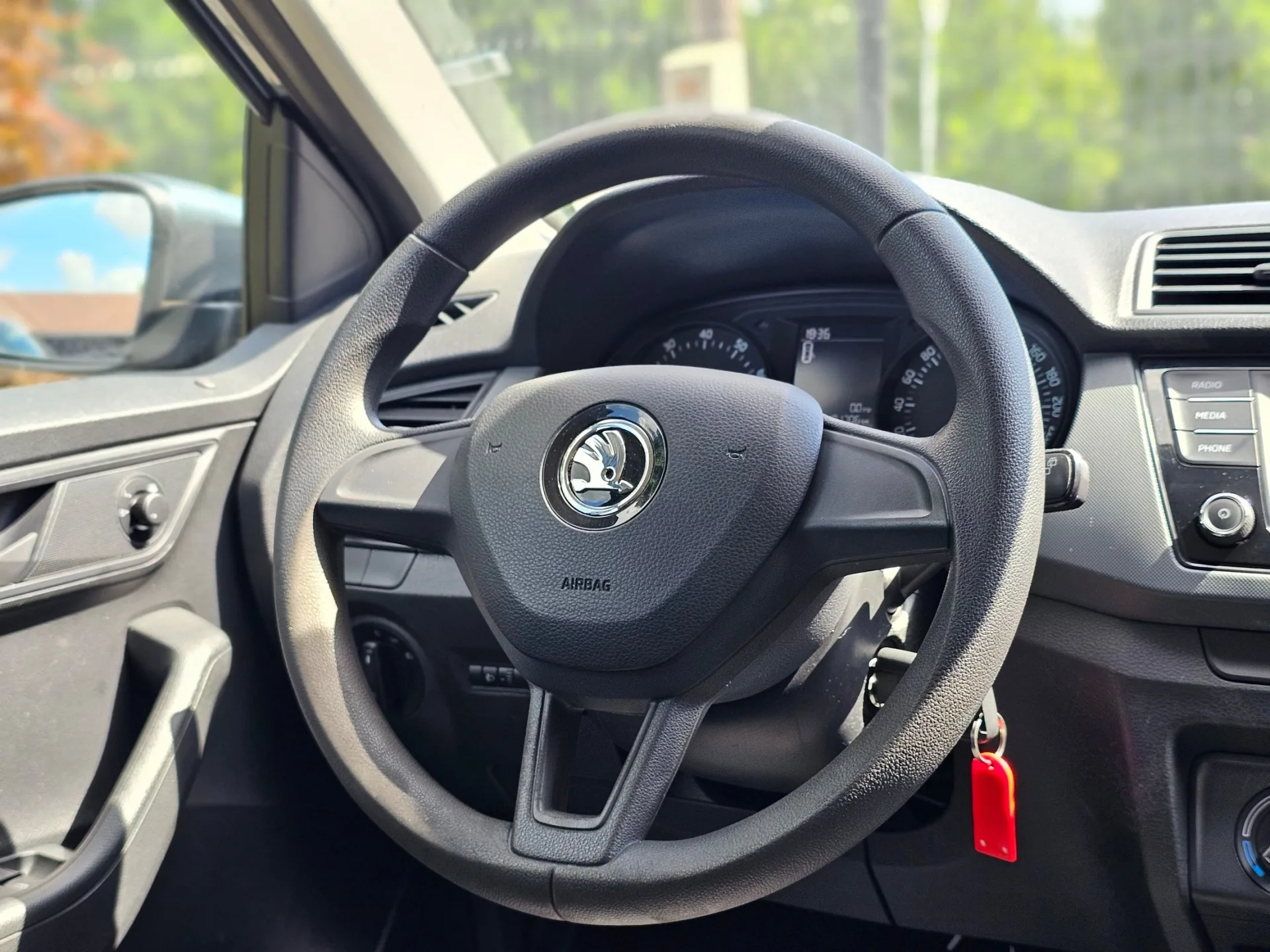 Škoda Fabia III Combi 1.0 TSi (2017, Šedá metalíza) – fotografie vozidla 13 z 22