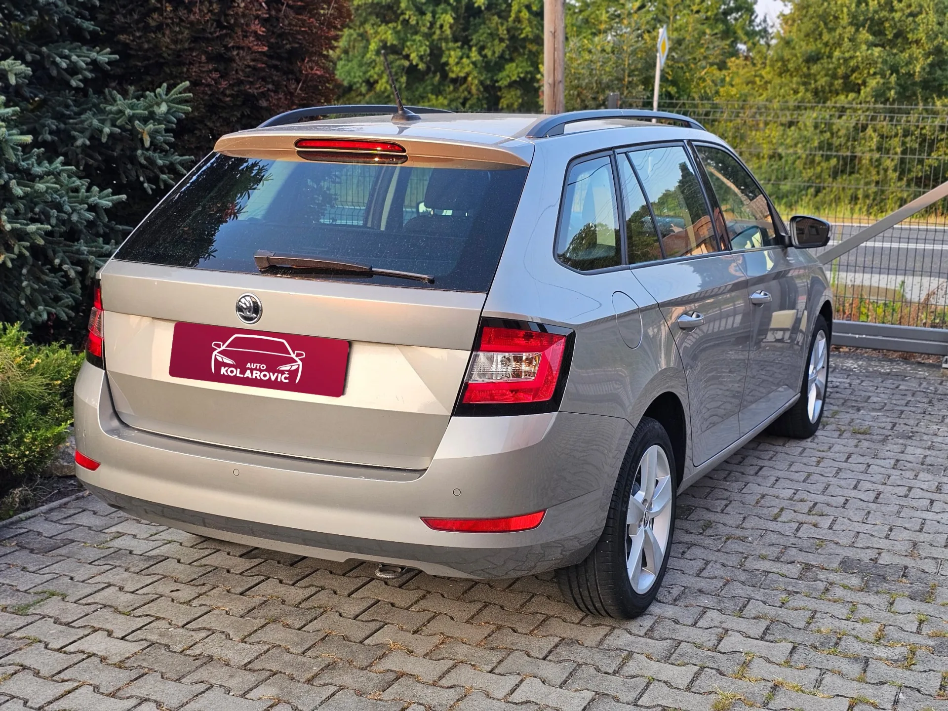 Škoda Fabia III Combi 1.0 MPi (2018, Béžová Cappucino) – fotografie vozidla 5 z 22