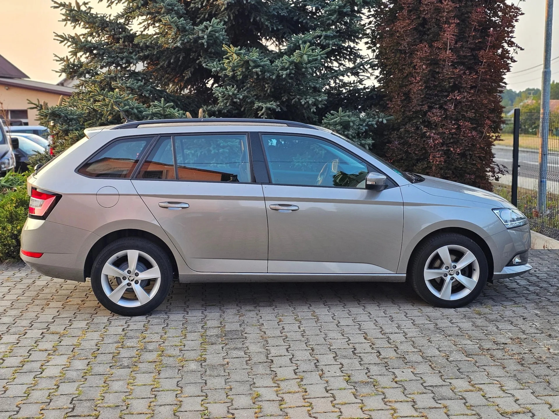 Škoda Fabia III Combi 1.0 MPi (2018, Béžová Cappucino) – fotografie vozidla 4 z 22