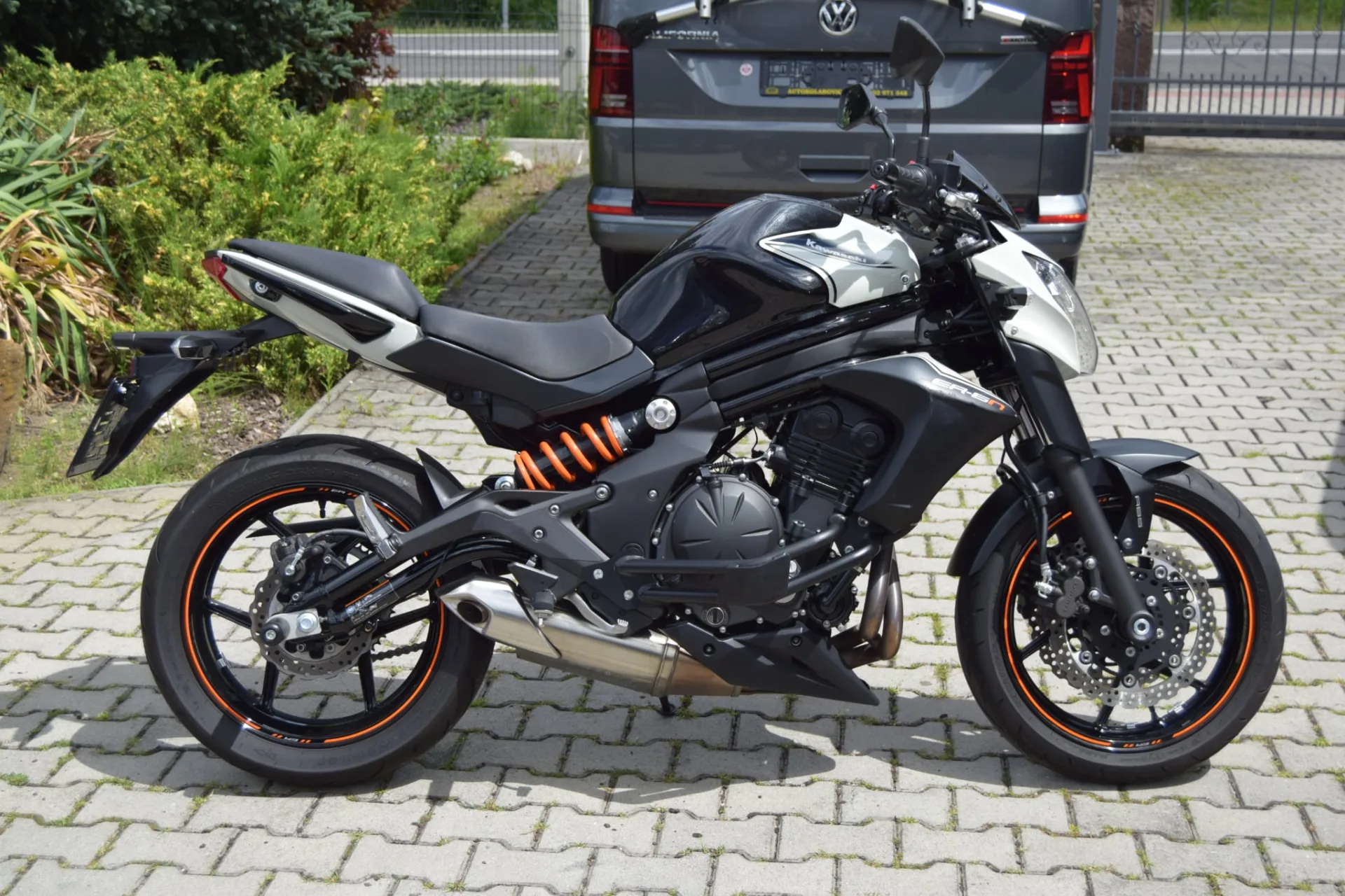 Kawasaki ER-6n 650 (2016, Černá metalíza) – fotografie vozidla 4 z 15