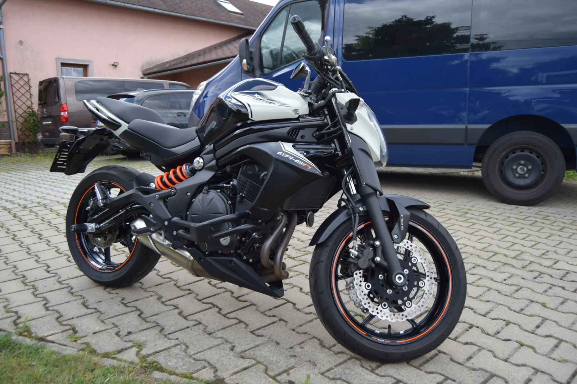 Kawasaki ER-6n 650 (2016, Černá metalíza) – fotografie vozidla 3 z 15