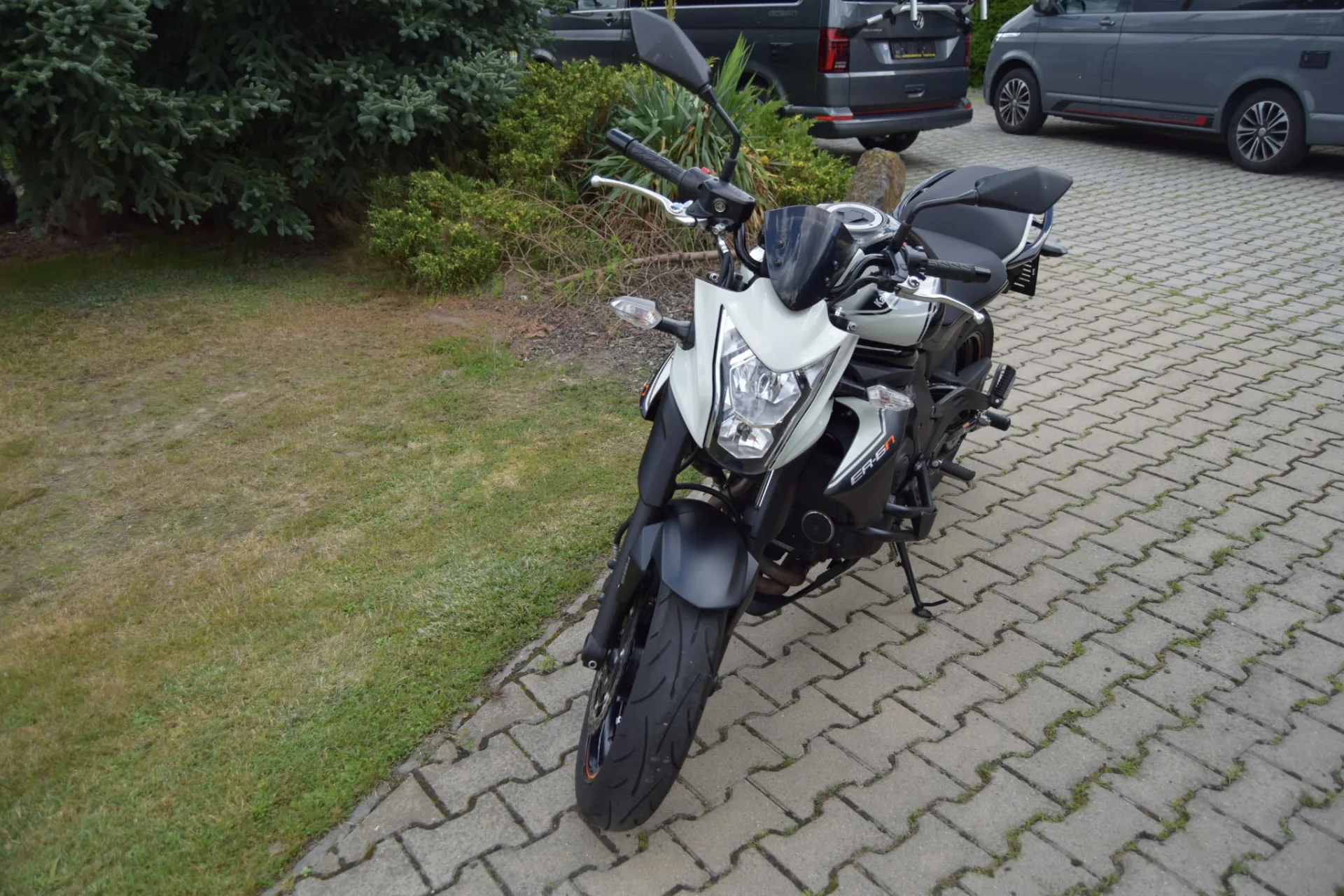 Kawasaki ER-6n 650 (2016, Černá metalíza) – fotografie vozidla 2 z 15