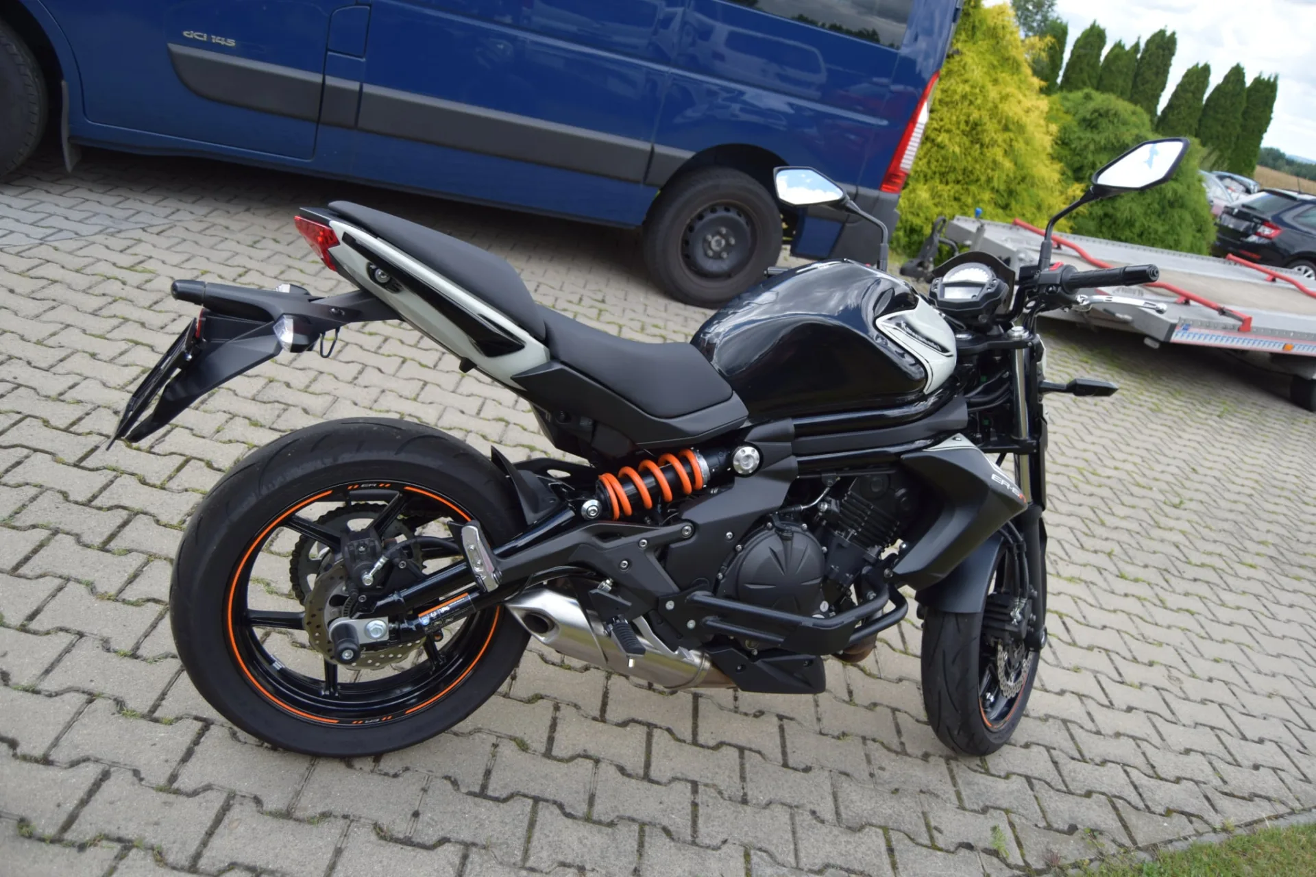 Kawasaki ER-6n 650 (2016, Černá metalíza) – fotografie vozidla 5 z 15