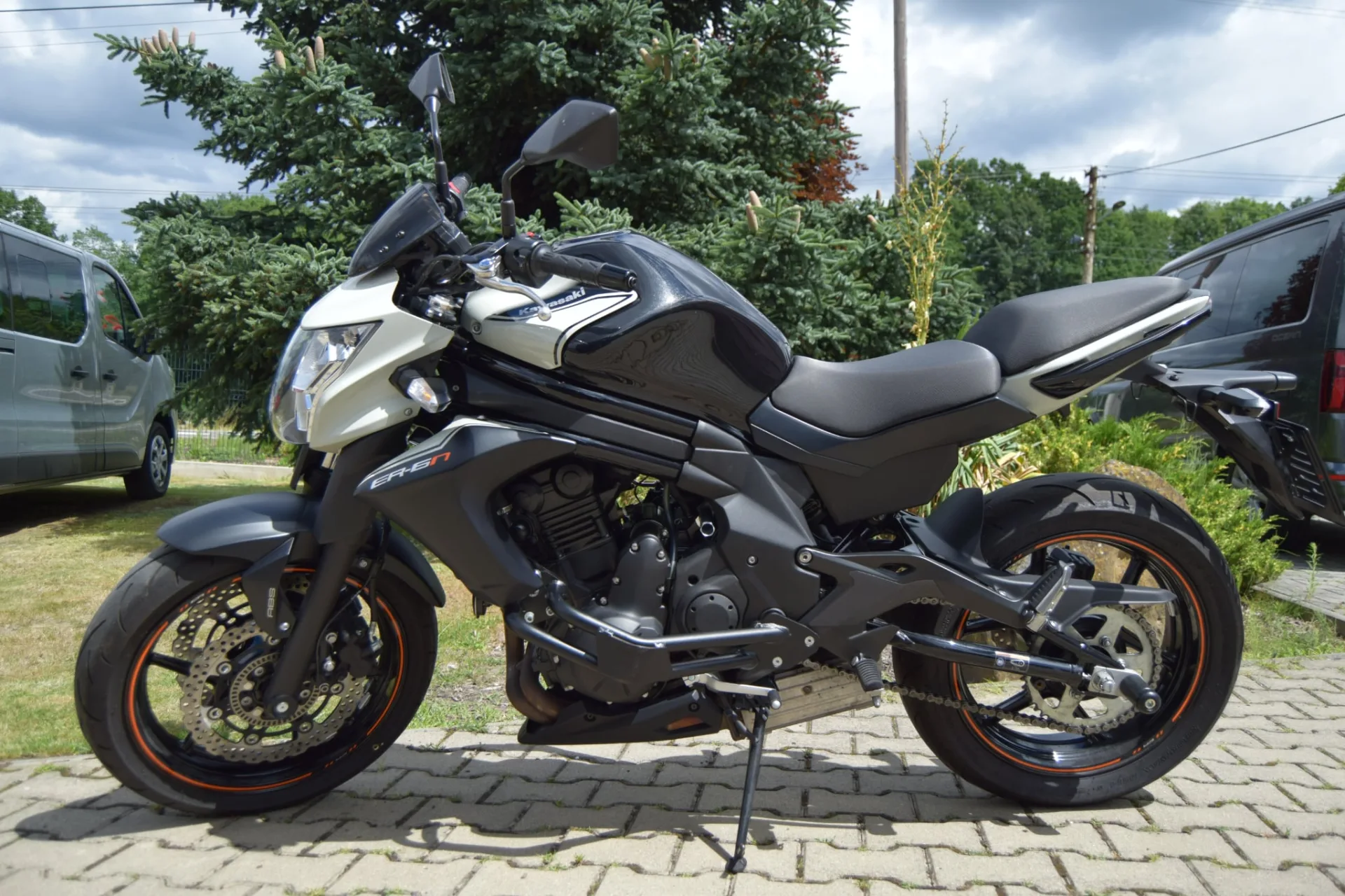 Kawasaki ER-6n 650 (2016, Černá metalíza) – fotografie vozidla 6 z 15