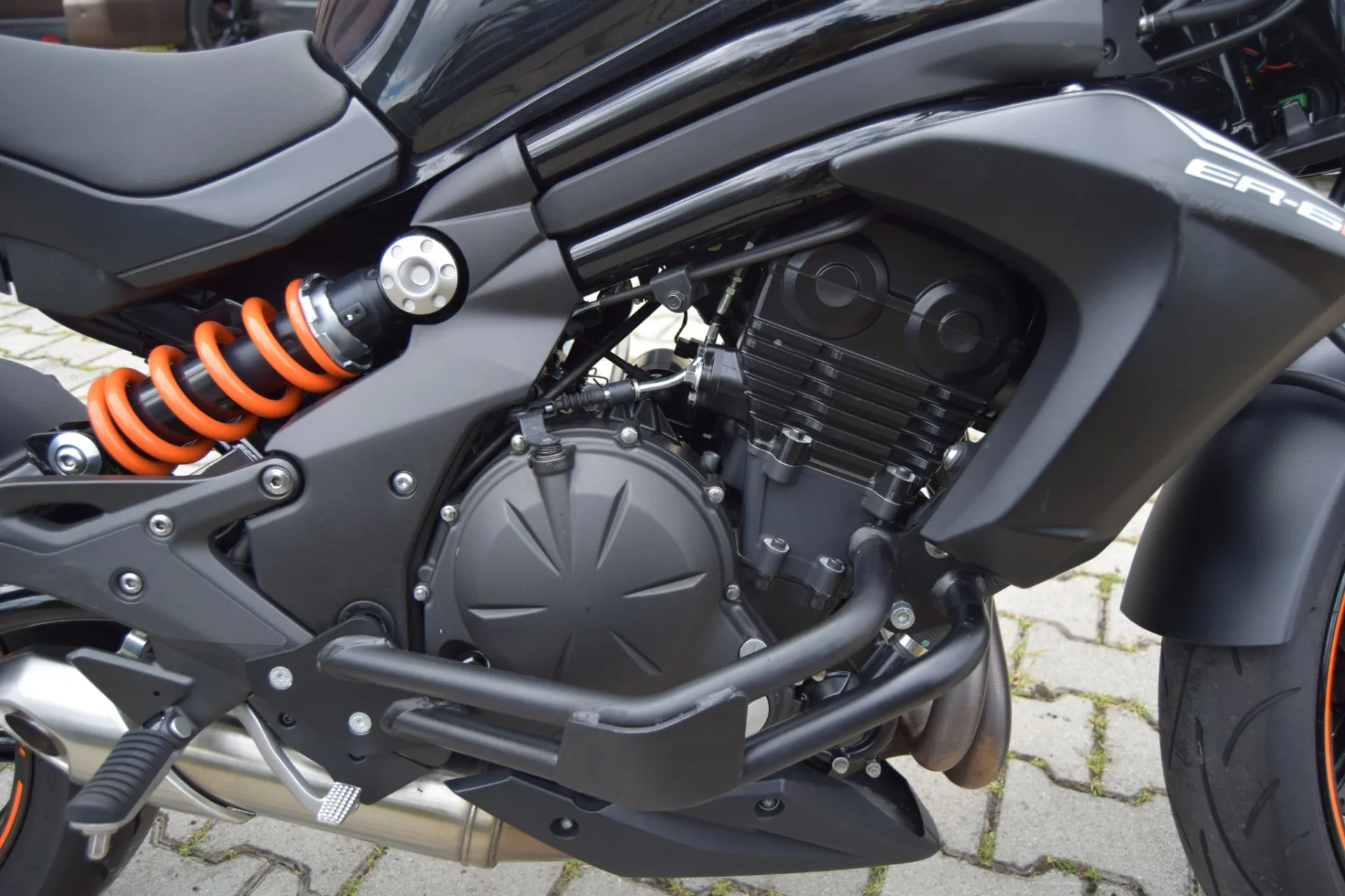 Kawasaki ER-6n 650 (2016, Černá metalíza) – fotografie vozidla 11 z 15