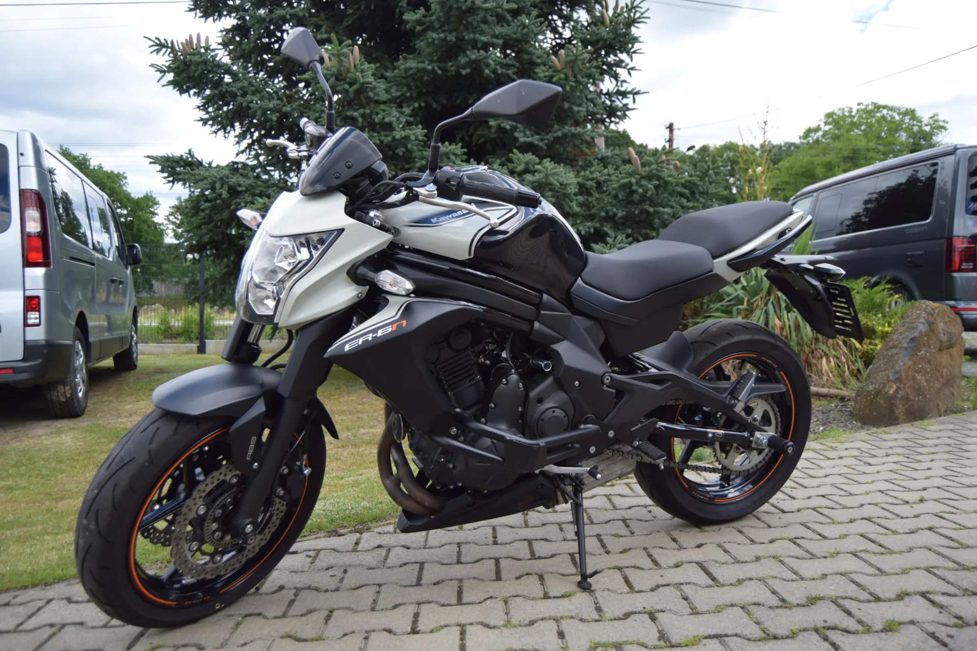 Kawasaki ER-6n 650 (2016, Černá metalíza) – hlavní fotografie vozidla