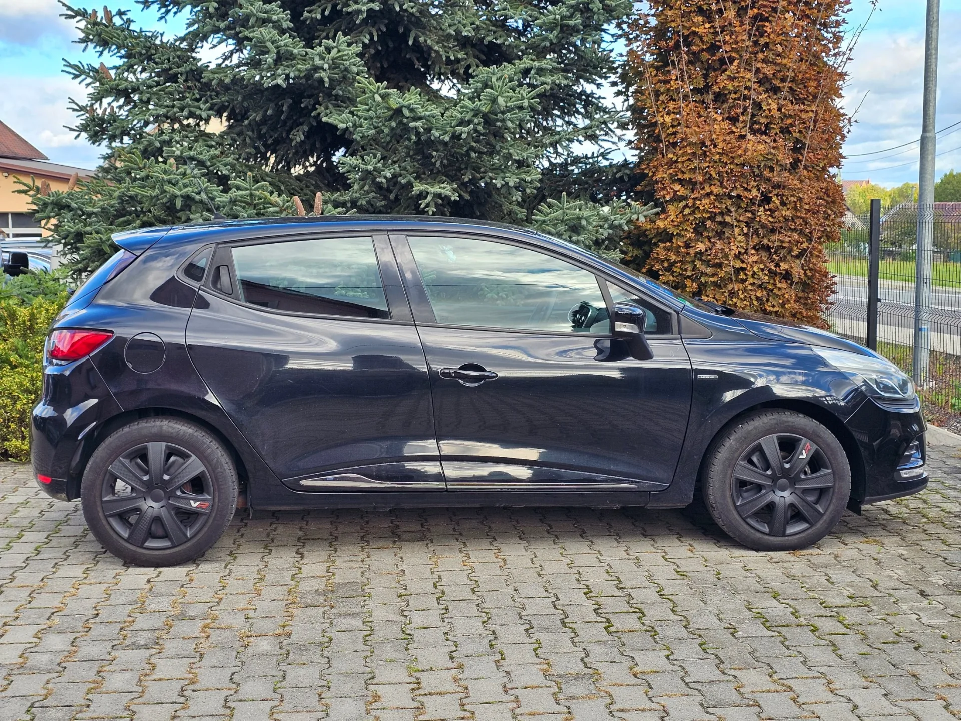 Renault Clio IV 1.2 16v (2018, Černá metalíza) – fotografie vozidla 4 z 22