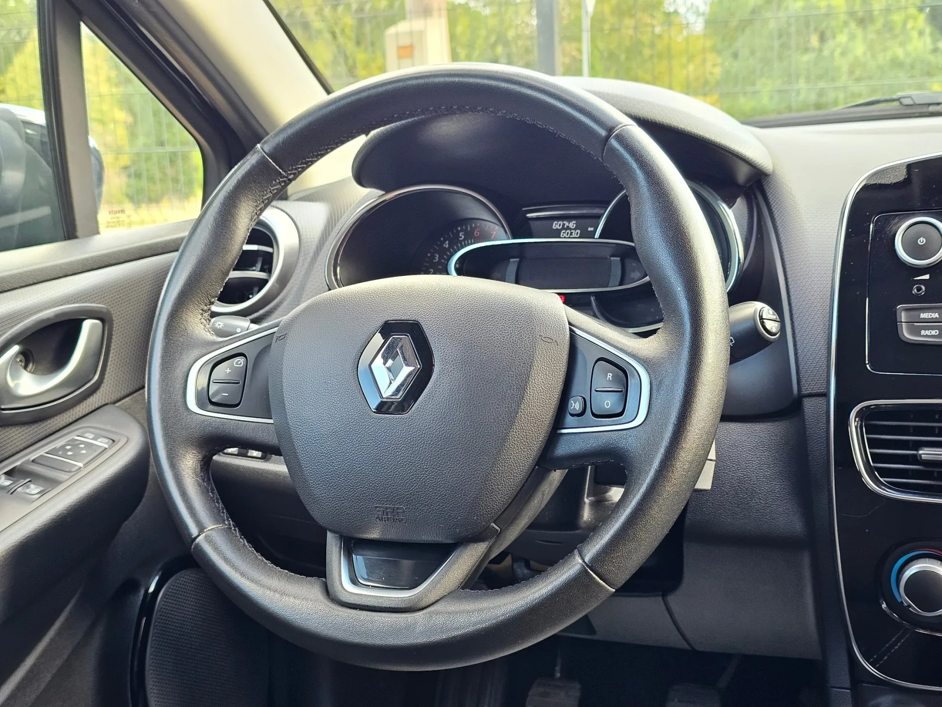 Renault Clio IV 1.2 16v (2018, Černá metalíza) – fotografie vozidla 12 z 22