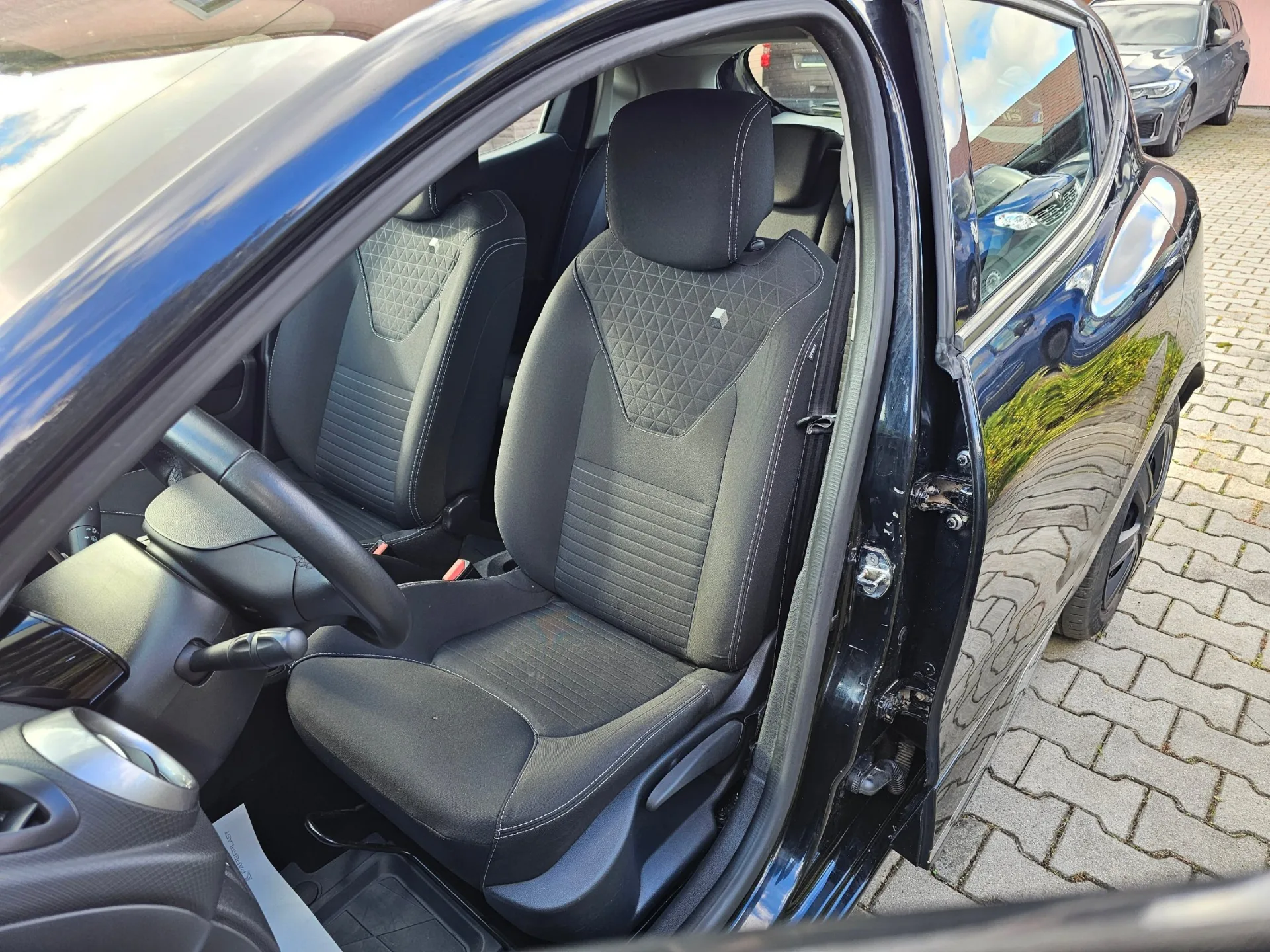 Renault Clio IV 1.2 16v (2018, Černá metalíza) – fotografie vozidla 11 z 22