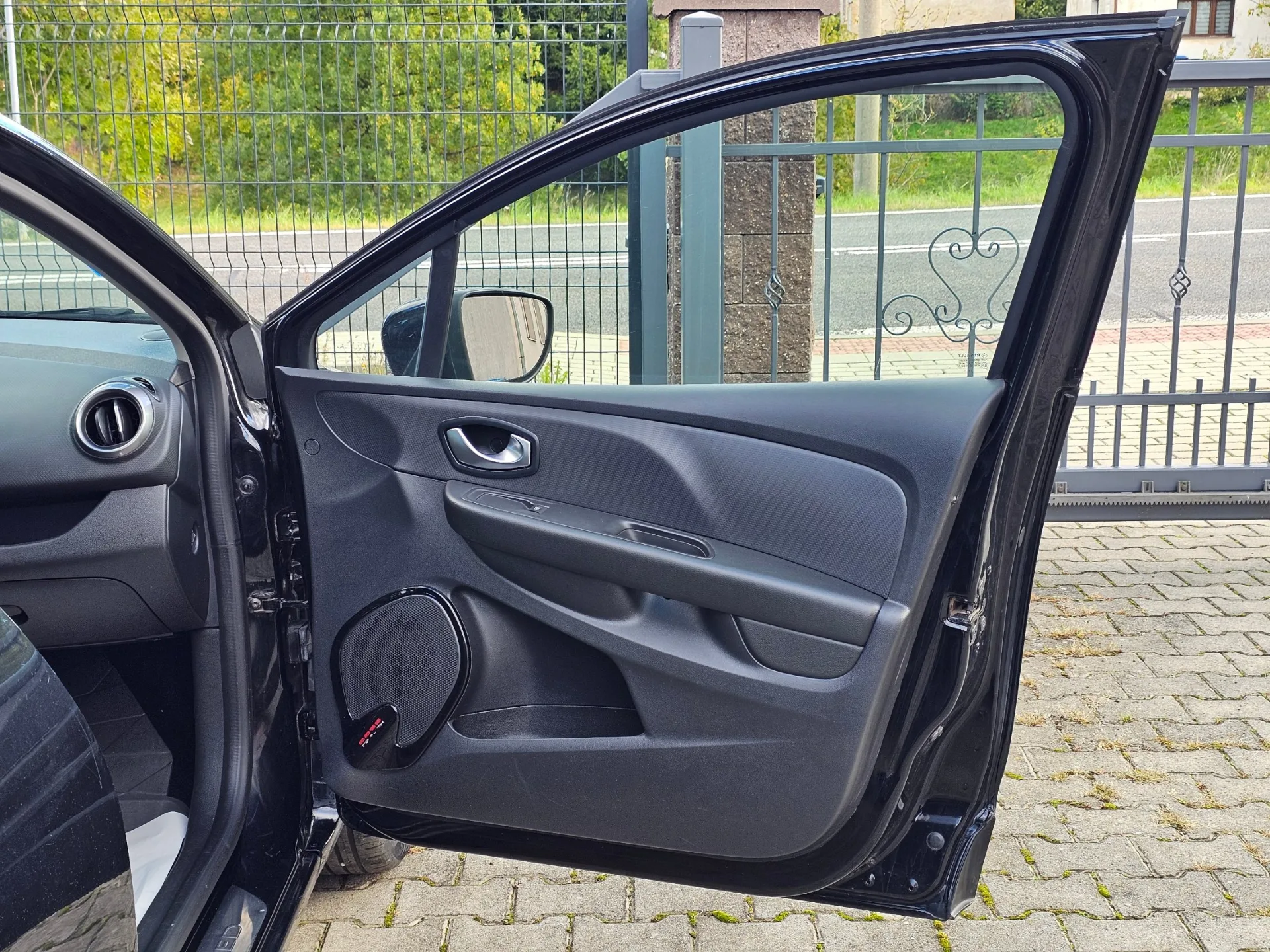 Renault Clio IV 1.2 16v (2018, Černá metalíza) – fotografie vozidla 16 z 22