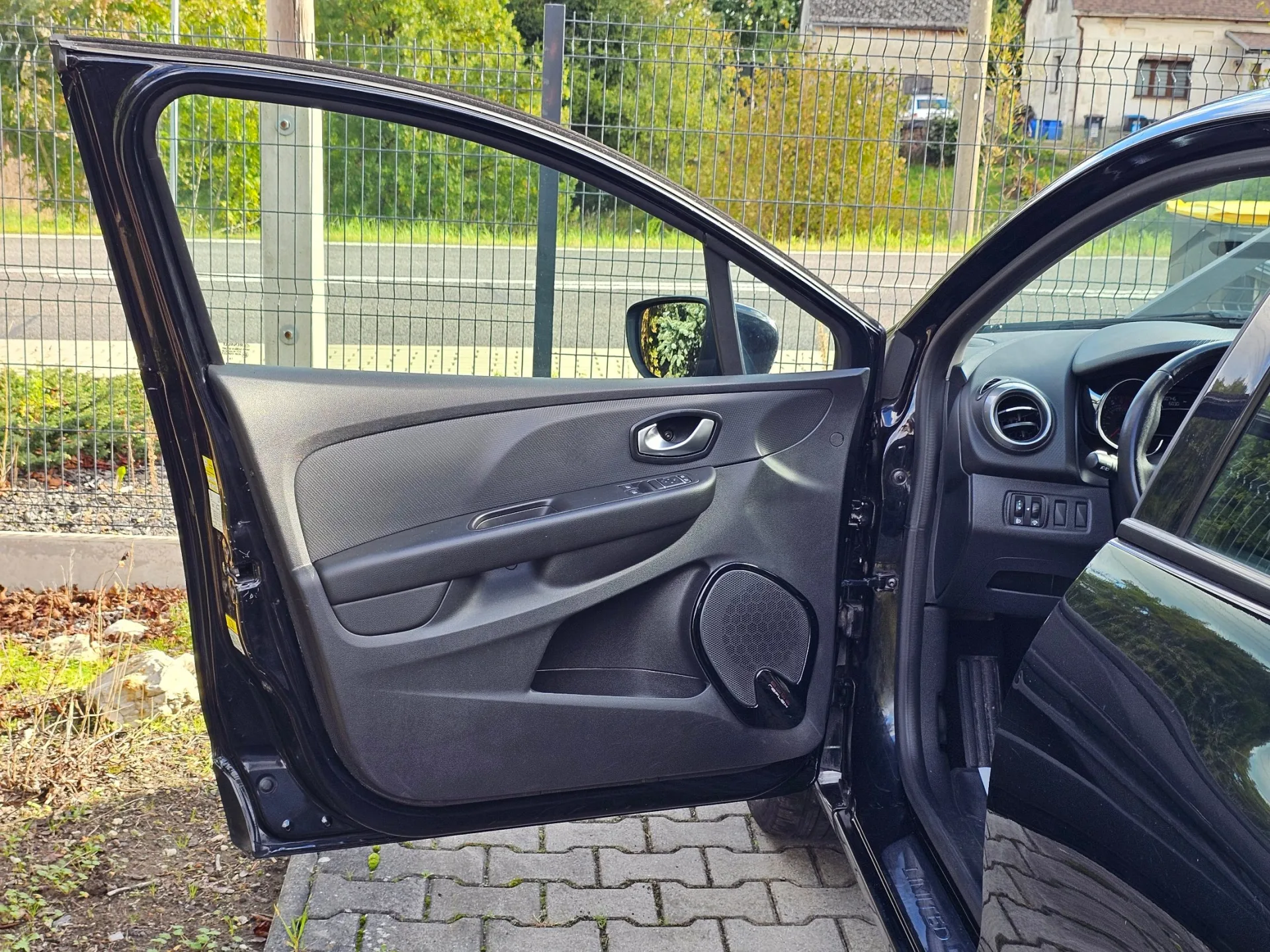 Renault Clio IV 1.2 16v (2018, Černá metalíza) – fotografie vozidla 9 z 22