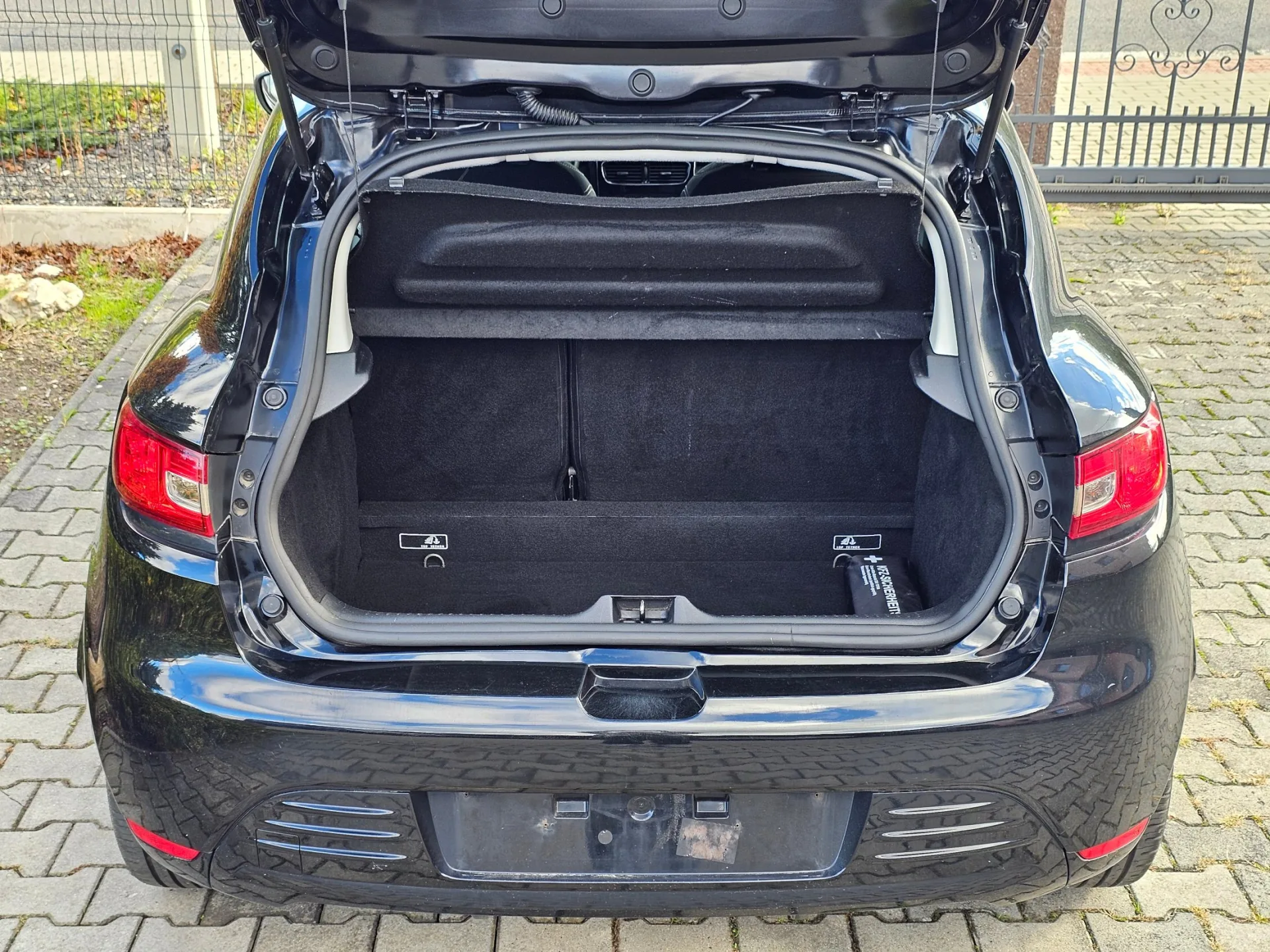 Renault Clio IV 1.2 16v (2018, Černá metalíza) – fotografie vozidla 21 z 22