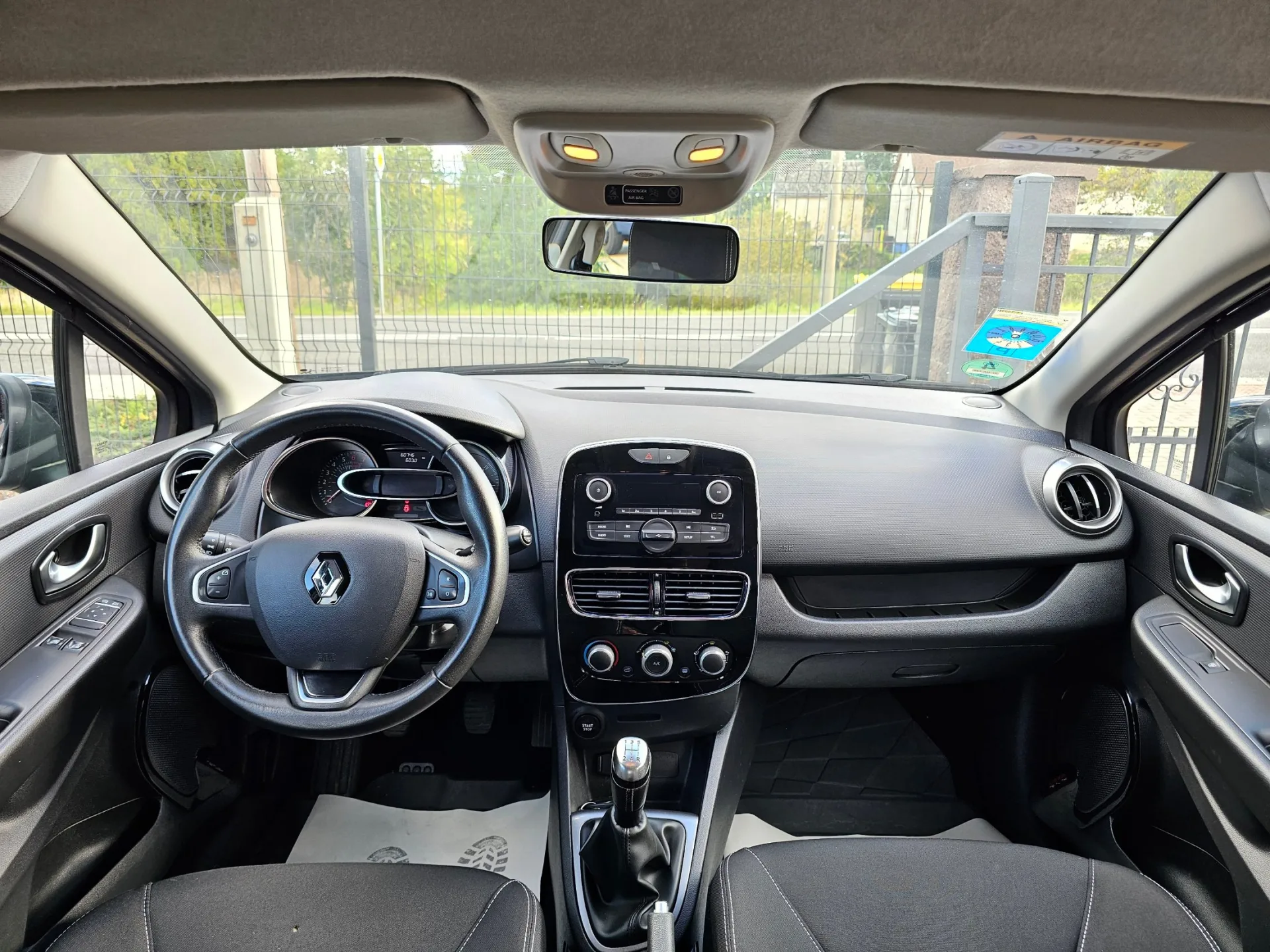 Renault Clio IV 1.2 16v (2018, Černá metalíza) – fotografie vozidla 13 z 22
