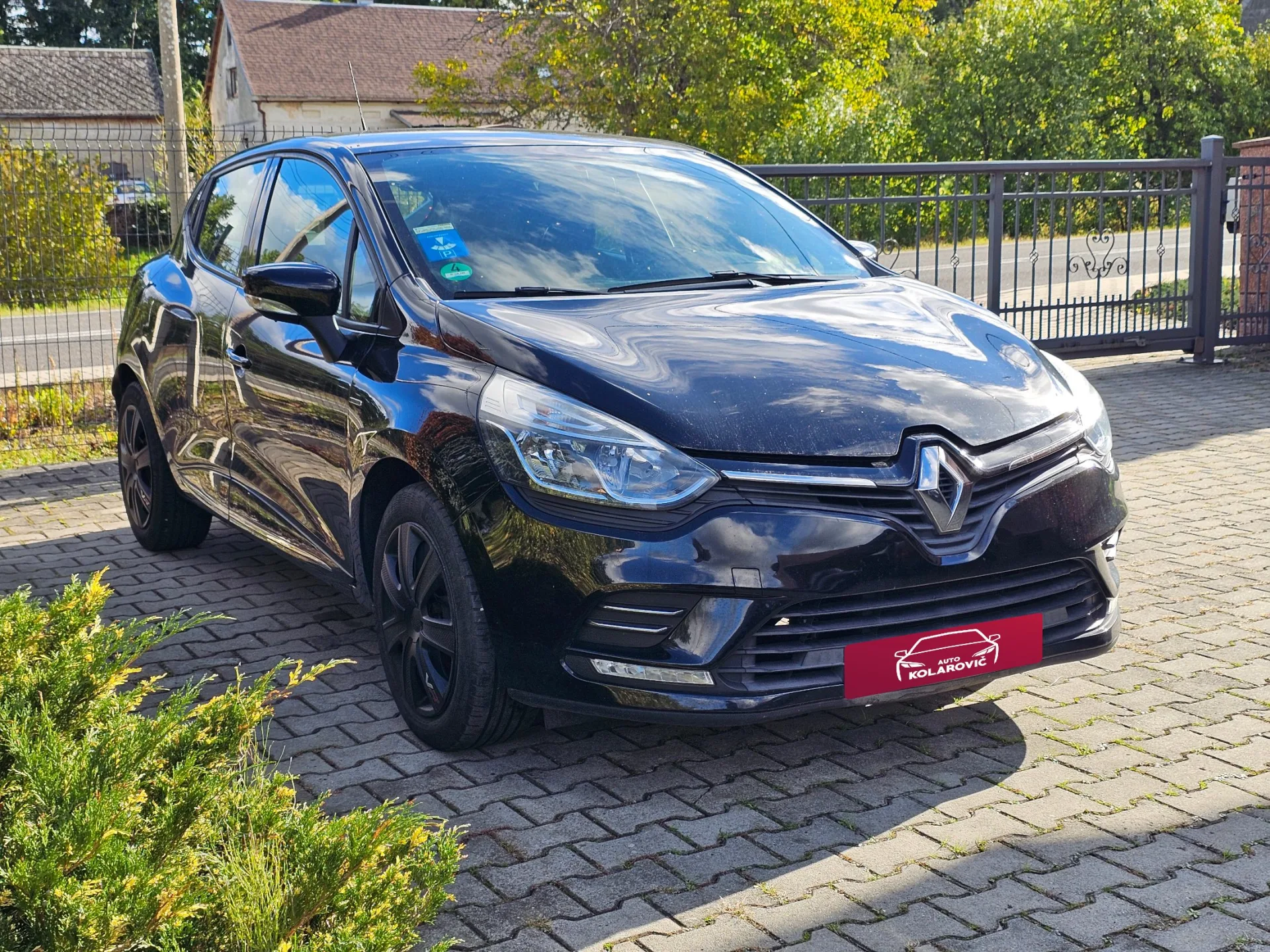 Renault Clio IV 1.2 16v (2018, Černá metalíza) – fotografie vozidla 3 z 22