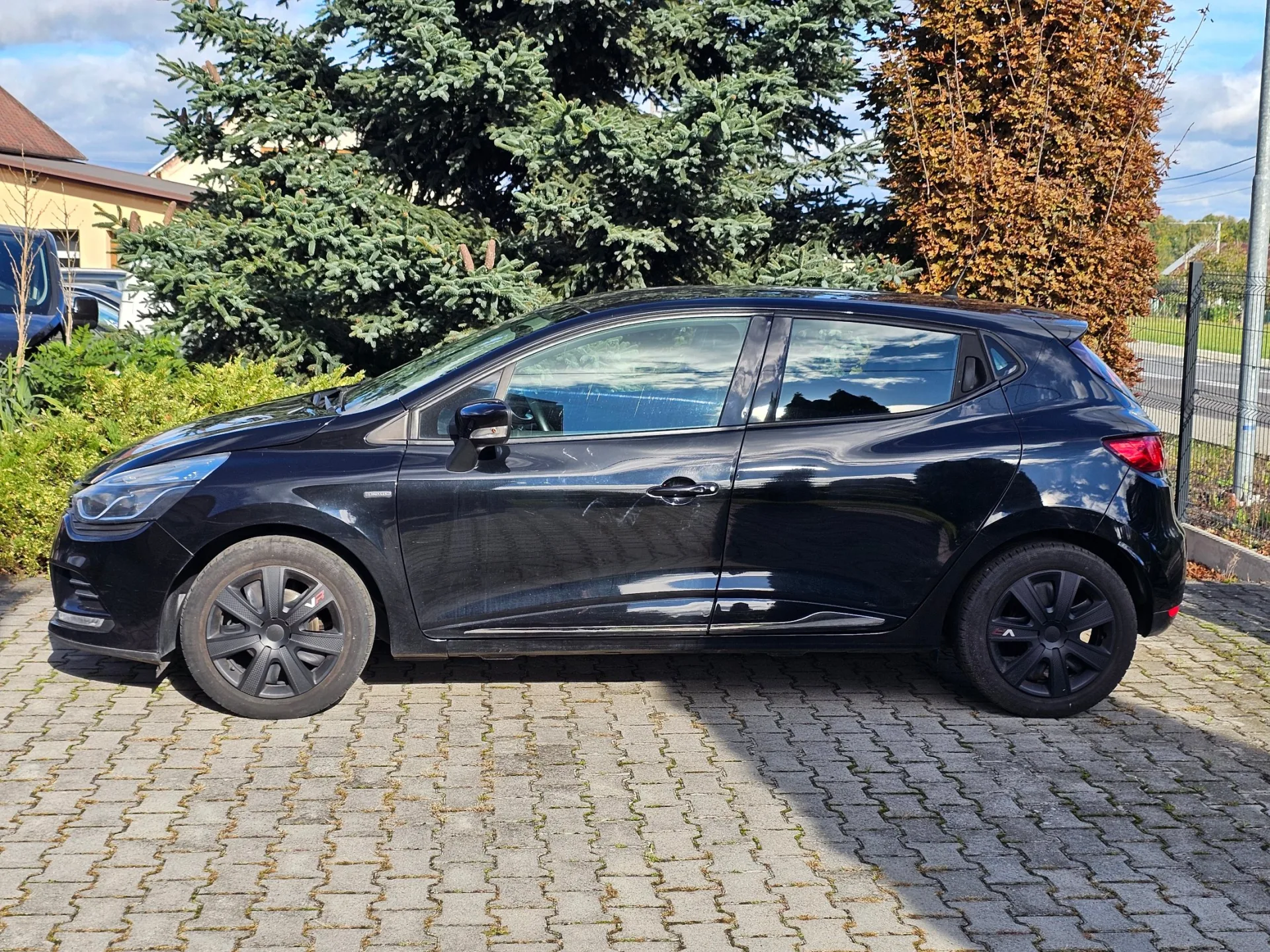 Renault Clio IV 1.2 16v (2018, Černá metalíza) – fotografie vozidla 8 z 22