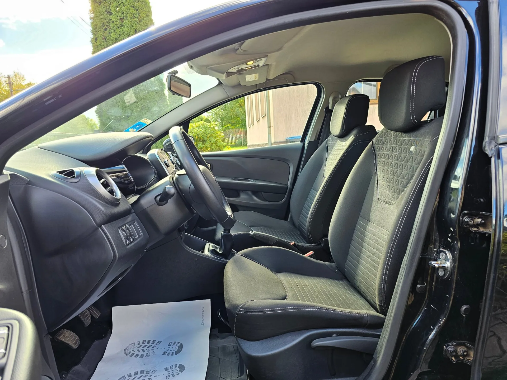 Renault Clio IV 1.2 16v (2018, Černá metalíza) – fotografie vozidla 10 z 22