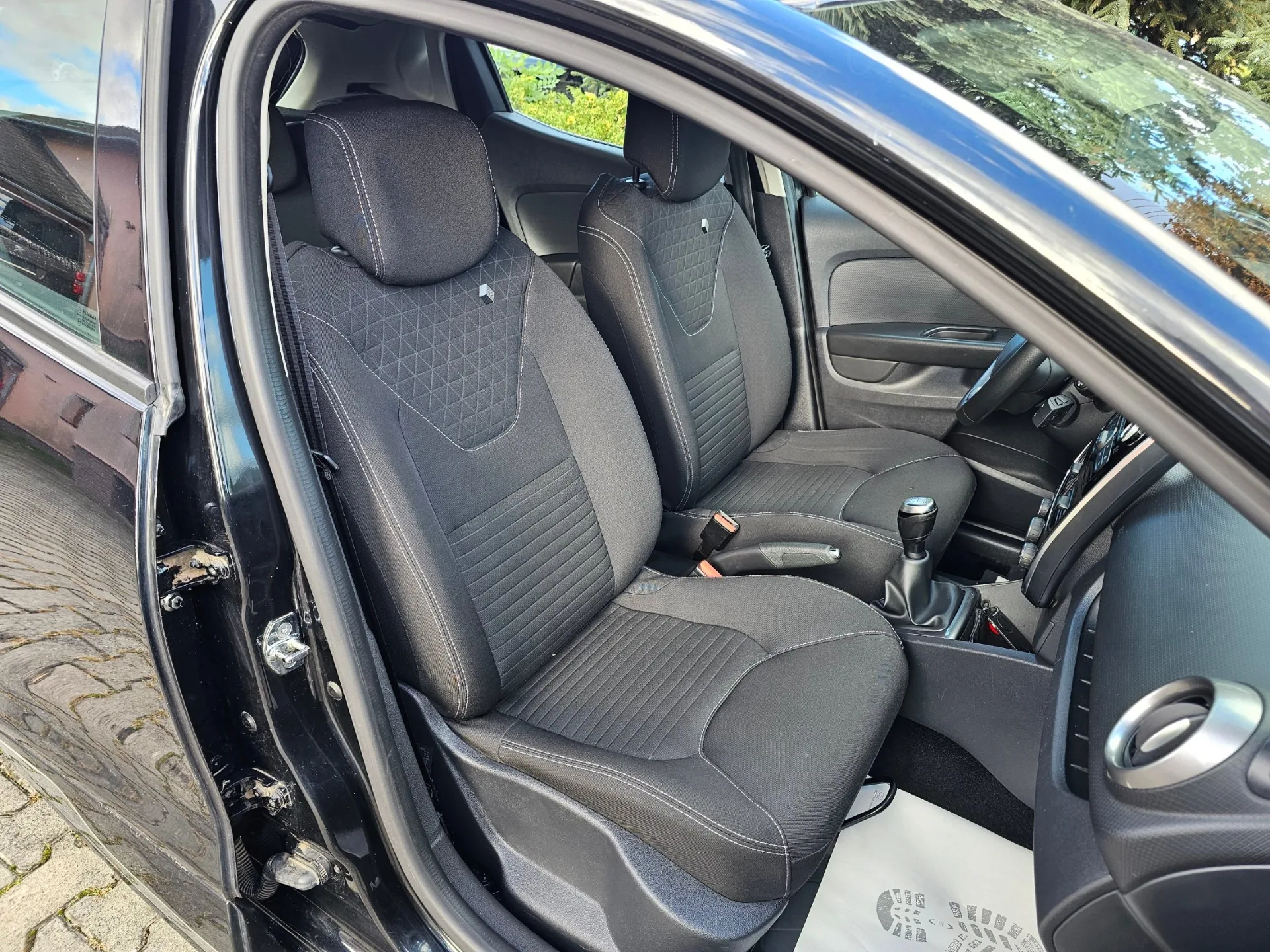 Renault Clio IV 1.2 16v (2018, Černá metalíza) – fotografie vozidla 14 z 22