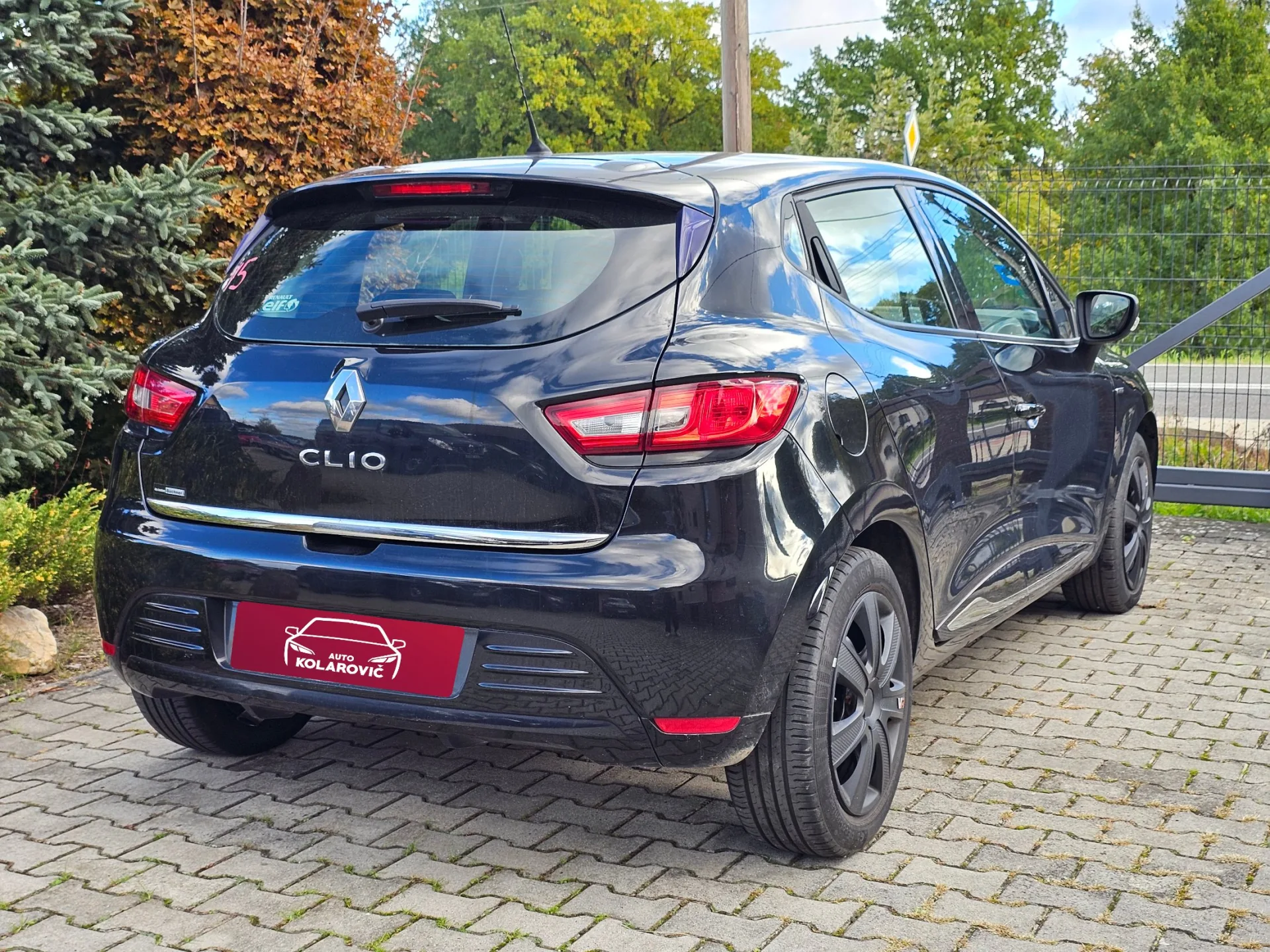 Renault Clio IV 1.2 16v (2018, Černá metalíza) – fotografie vozidla 5 z 22