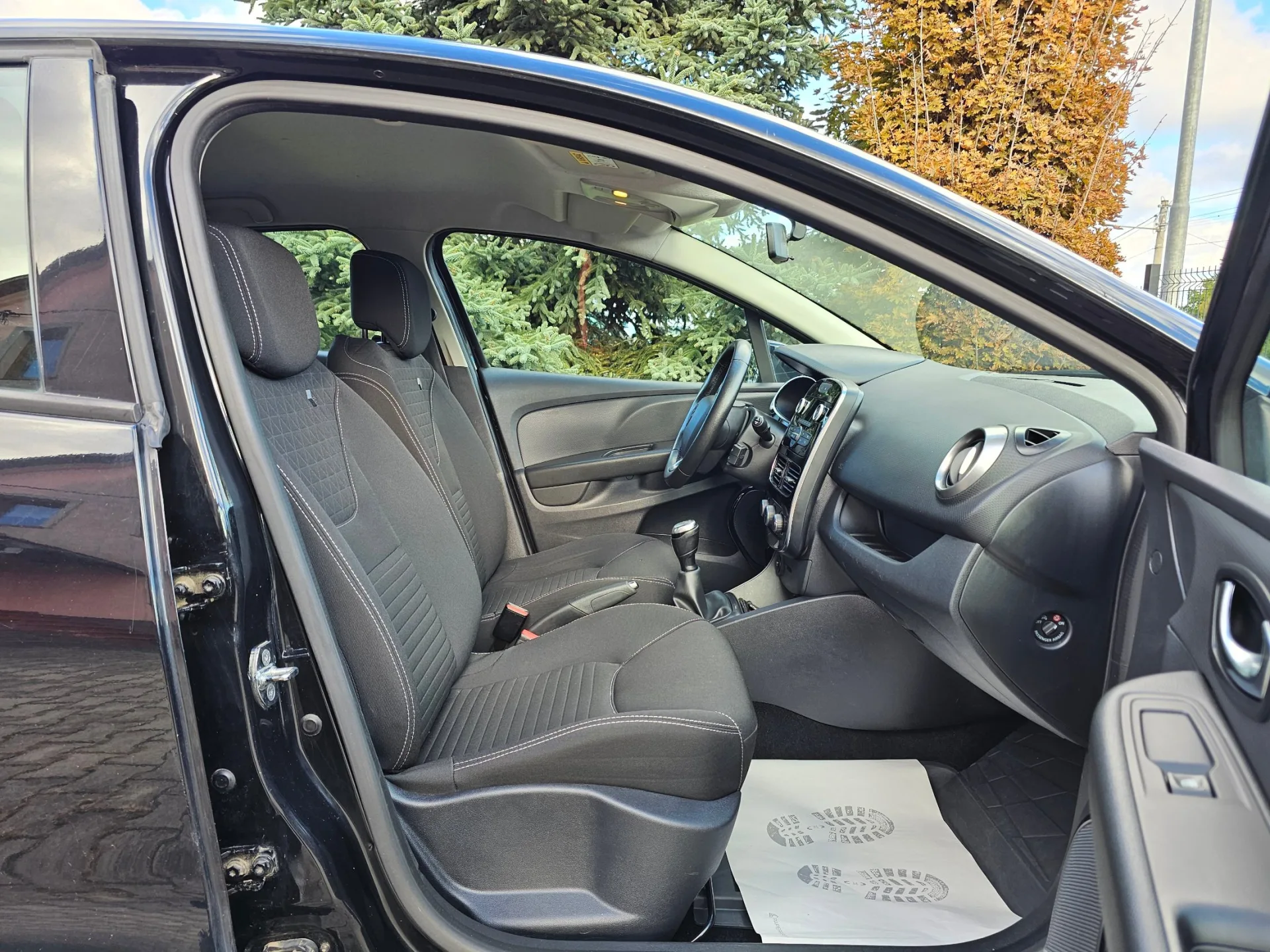 Renault Clio IV 1.2 16v (2018, Černá metalíza) – fotografie vozidla 15 z 22