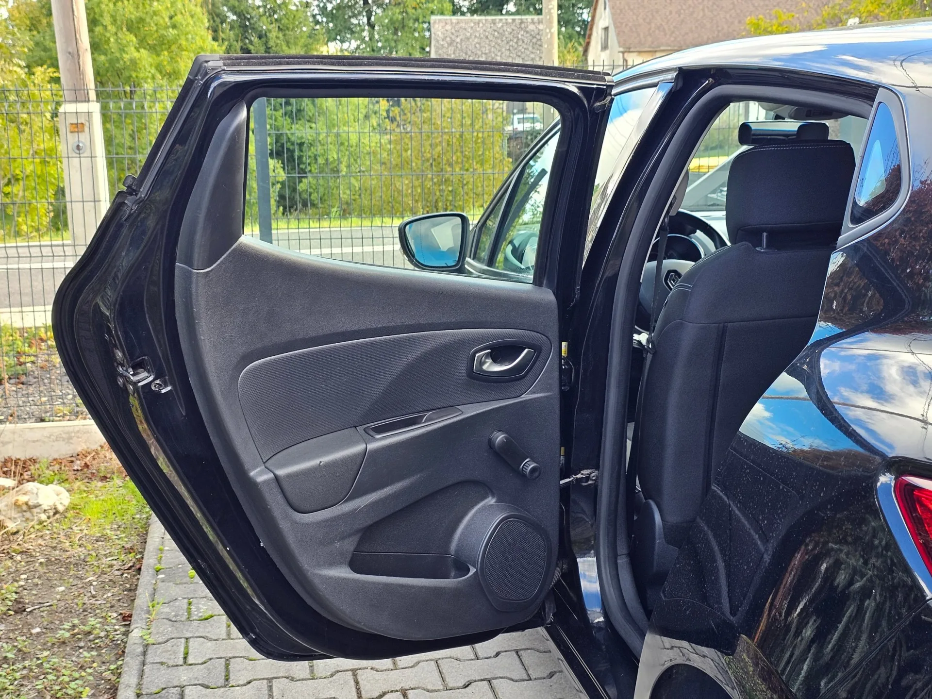 Renault Clio IV 1.2 16v (2018, Černá metalíza) – fotografie vozidla 17 z 22