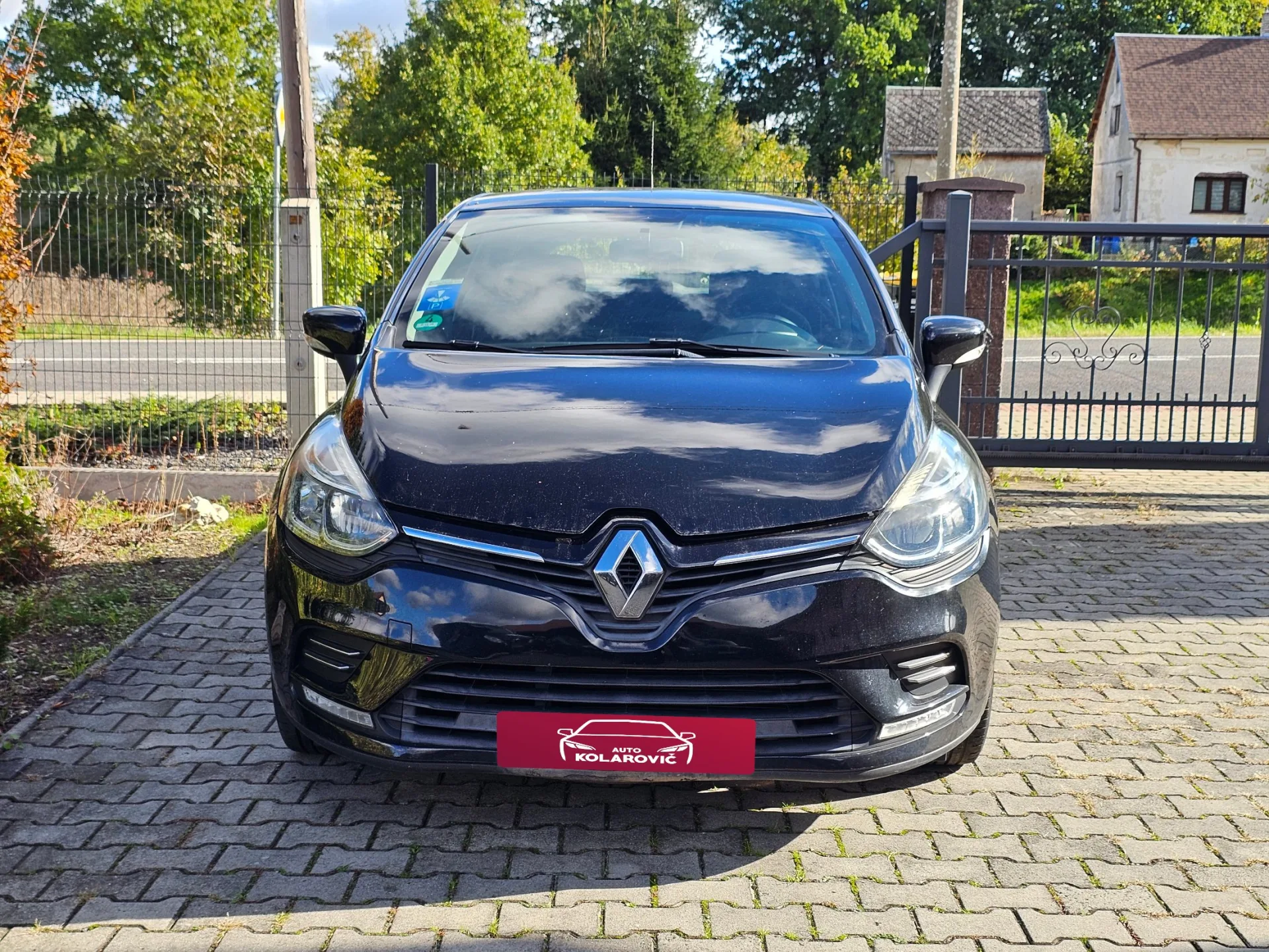 Renault Clio IV 1.2 16v (2018, Černá metalíza) – fotografie vozidla 2 z 22