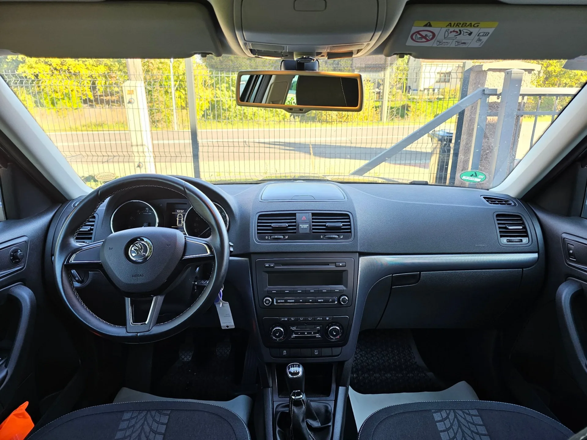 Škoda Yeti 1.2 TSi Adventure Edition (2014, Šedá metalíza) – fotografie vozidla 12 z 21