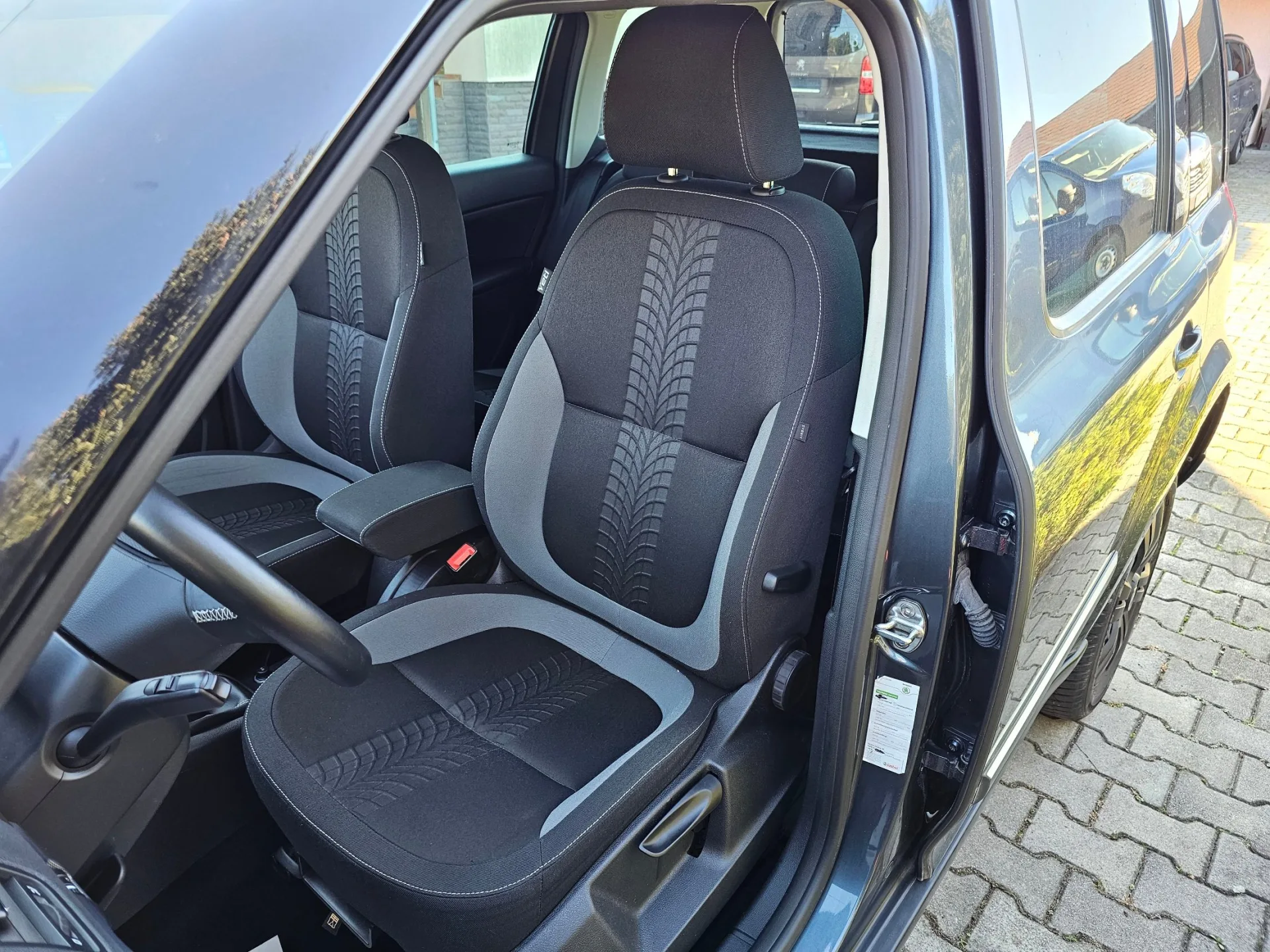 Škoda Yeti 1.2 TSi Adventure Edition (2014, Šedá metalíza) – fotografie vozidla 11 z 21