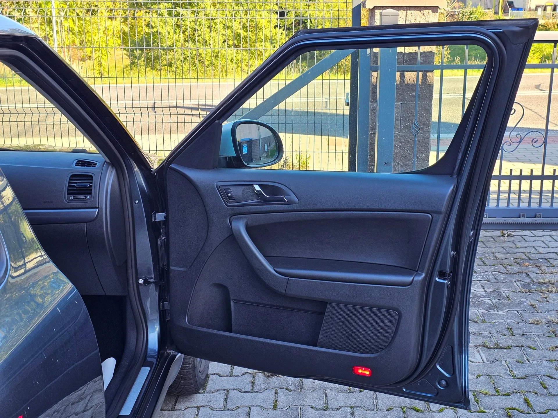 Škoda Yeti 1.2 TSi Adventure Edition (2014, Šedá metalíza) – fotografie vozidla 16 z 21