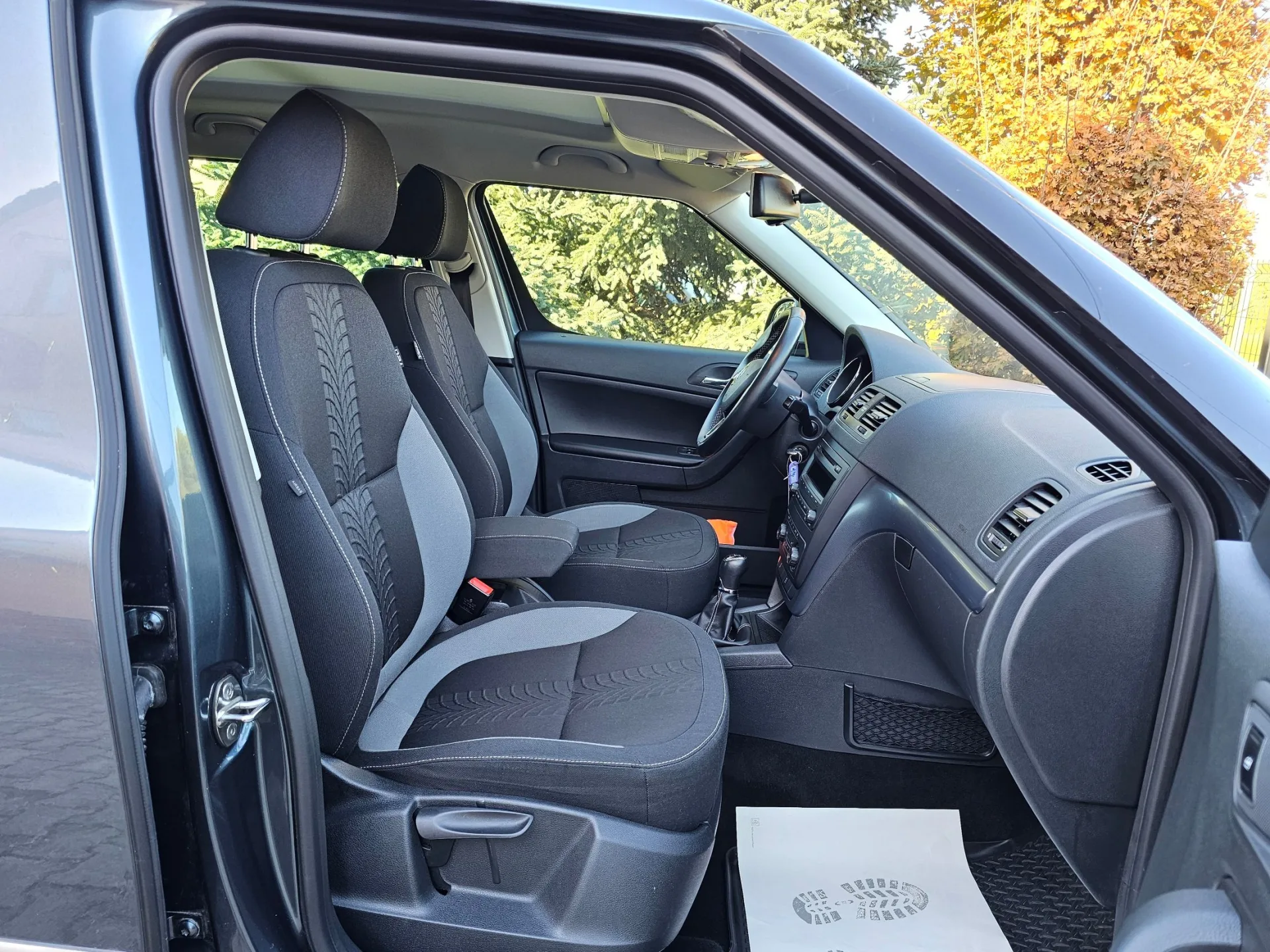 Škoda Yeti 1.2 TSi Adventure Edition (2014, Šedá metalíza) – fotografie vozidla 15 z 21