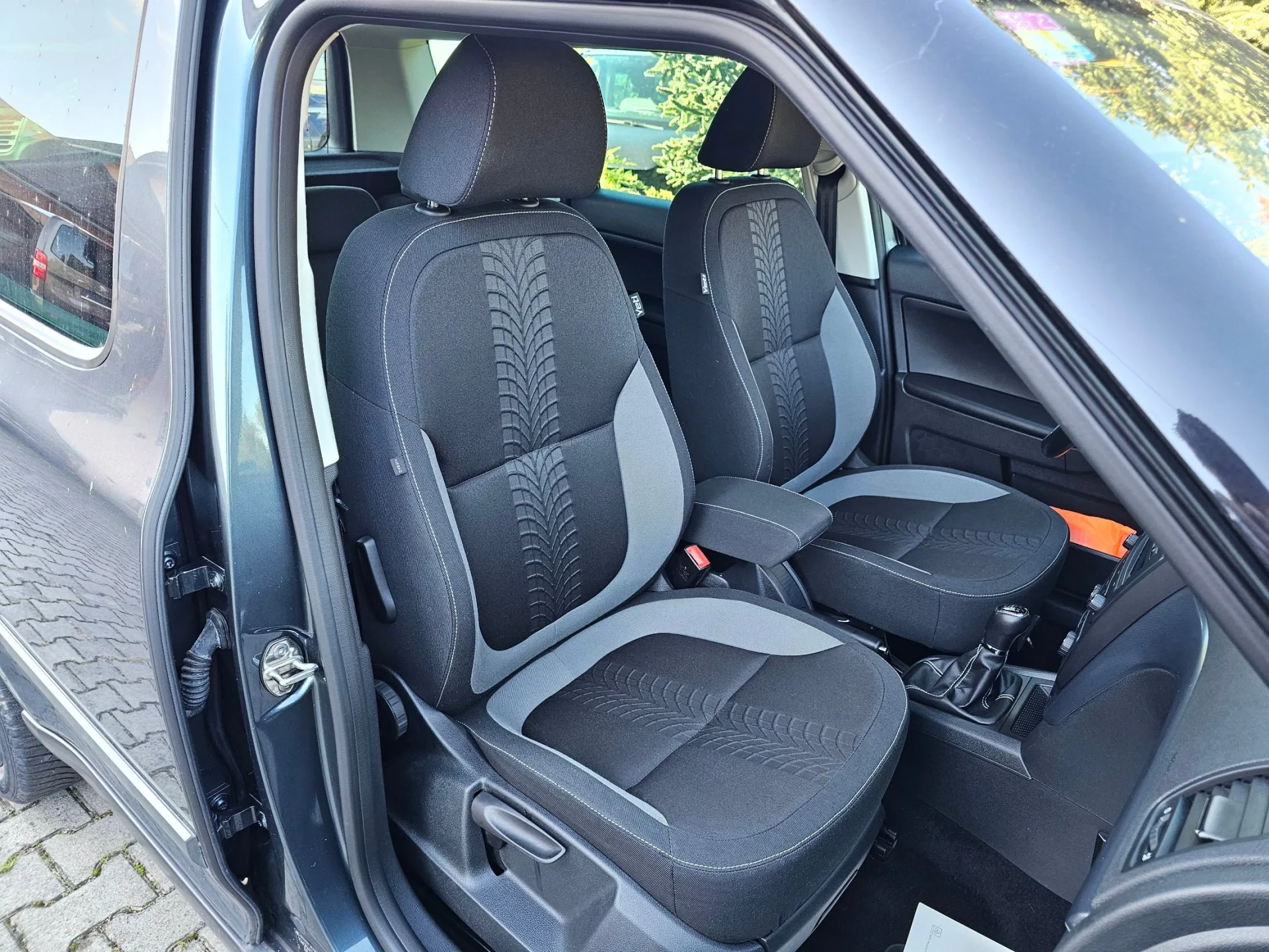 Škoda Yeti 1.2 TSi Adventure Edition (2014, Šedá metalíza) – fotografie vozidla 14 z 21