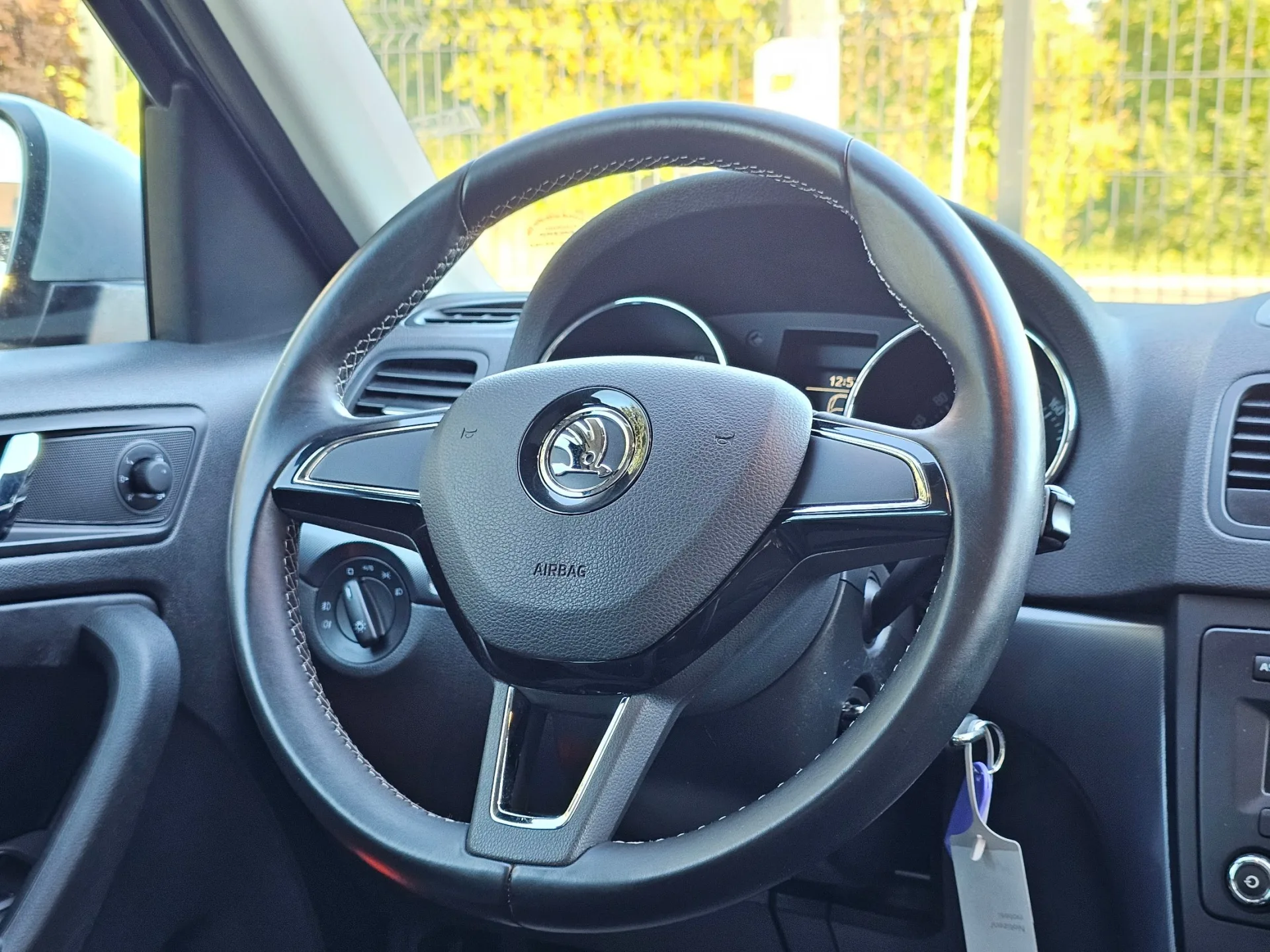 Škoda Yeti 1.2 TSi Adventure Edition (2014, Šedá metalíza) – fotografie vozidla 13 z 21