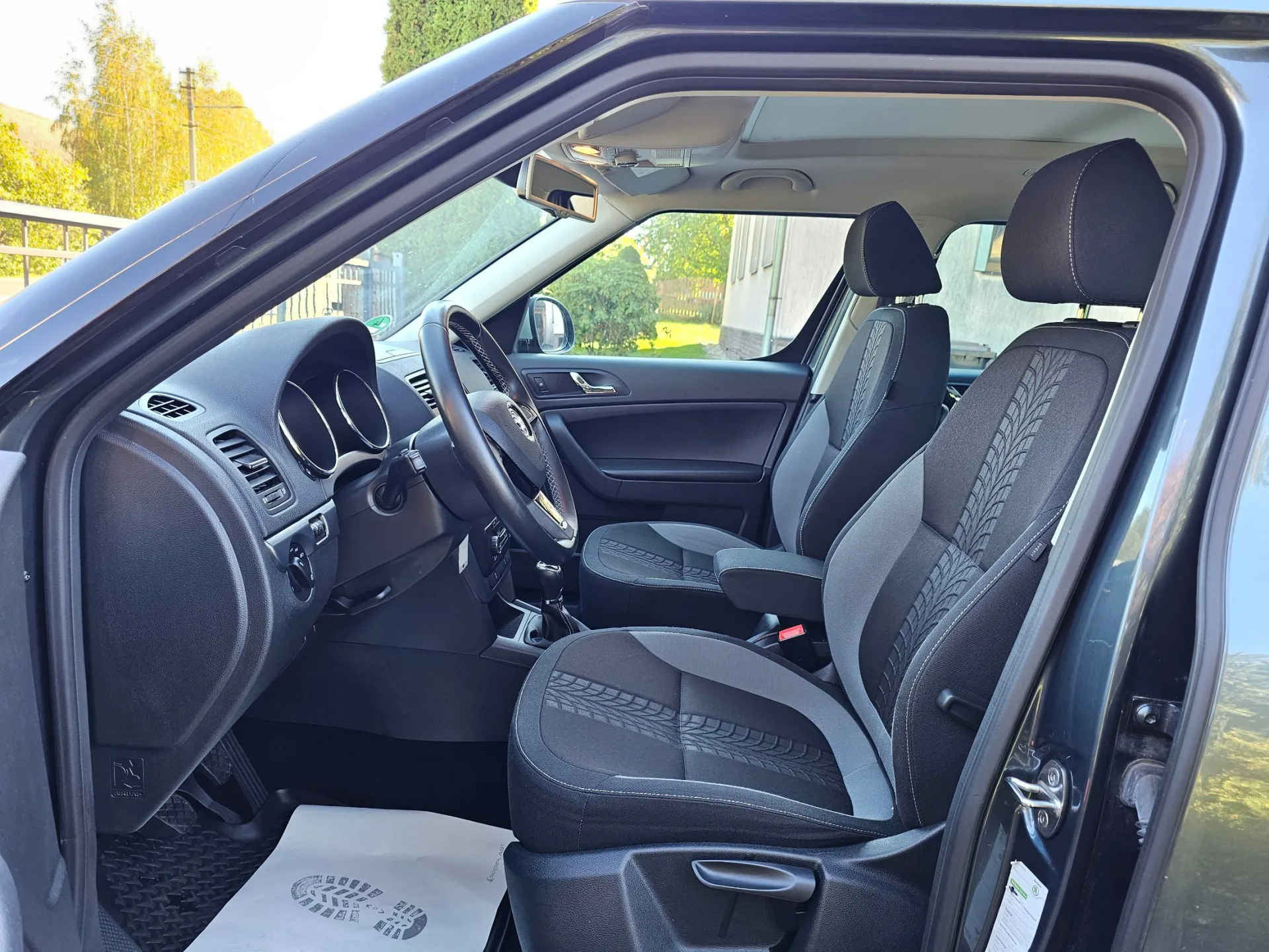 Škoda Yeti 1.2 TSi Adventure Edition (2014, Šedá metalíza) – fotografie vozidla 10 z 21